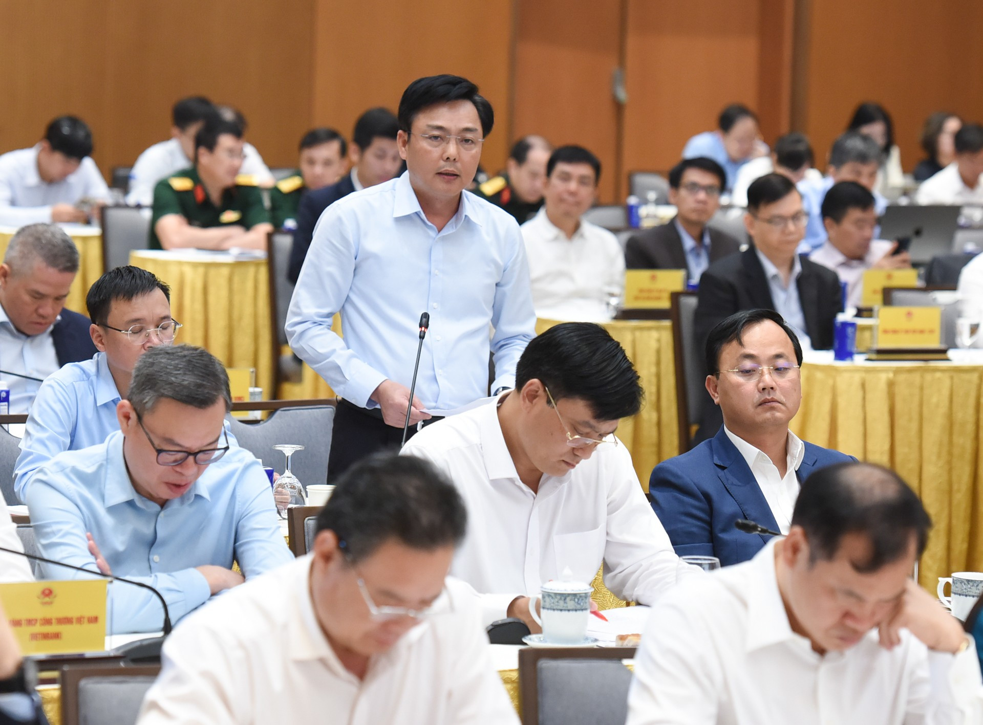 El director general de la Corporación de Ferrocarriles de Vietnam, Hoang Gia Khanh, hace uso de la palabra en la conferencia. El director general de la Corporación de Ferrocarriles de Vietnam, Hoang Gia Khanh, hace uso de la palabra en la conferencia.