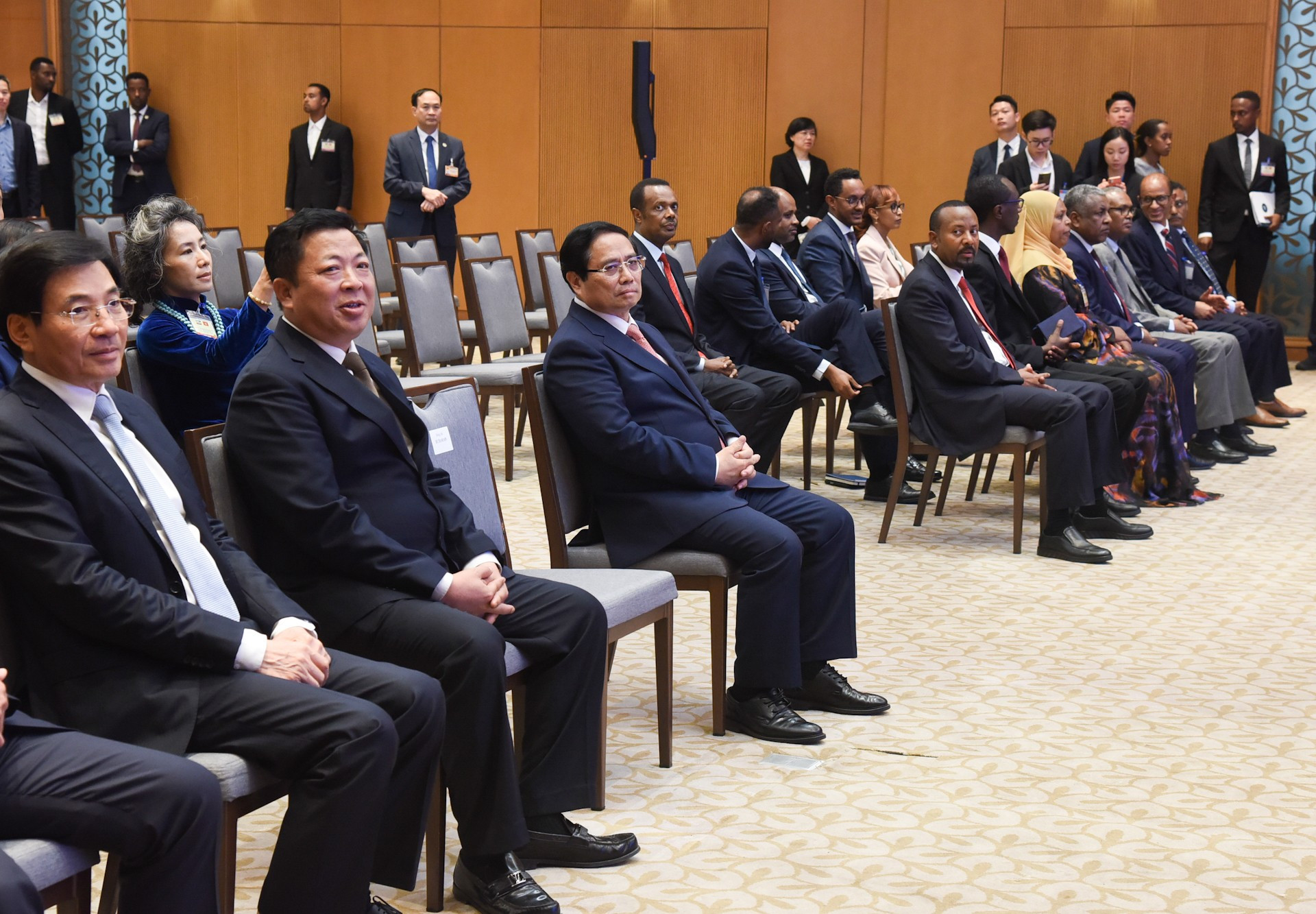 Los primeros ministros de Vietnam y Etiopía, junto con los delegados. Los primeros ministros de Vietnam y Etiopía, junto con los delegados.