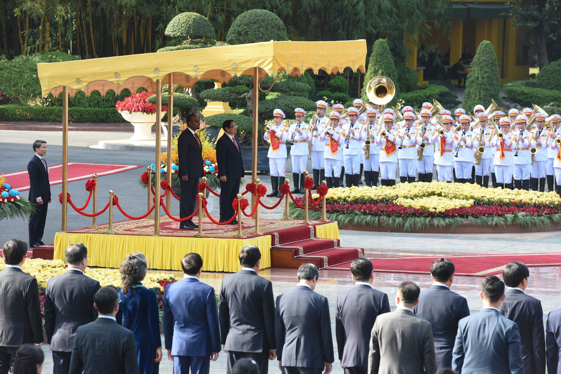 El primer ministro de Vietnam, Pham Minh Chinh, y su homólogo etíope, Abiy Ahmed Ali, pasan revista a la guardia de honor.