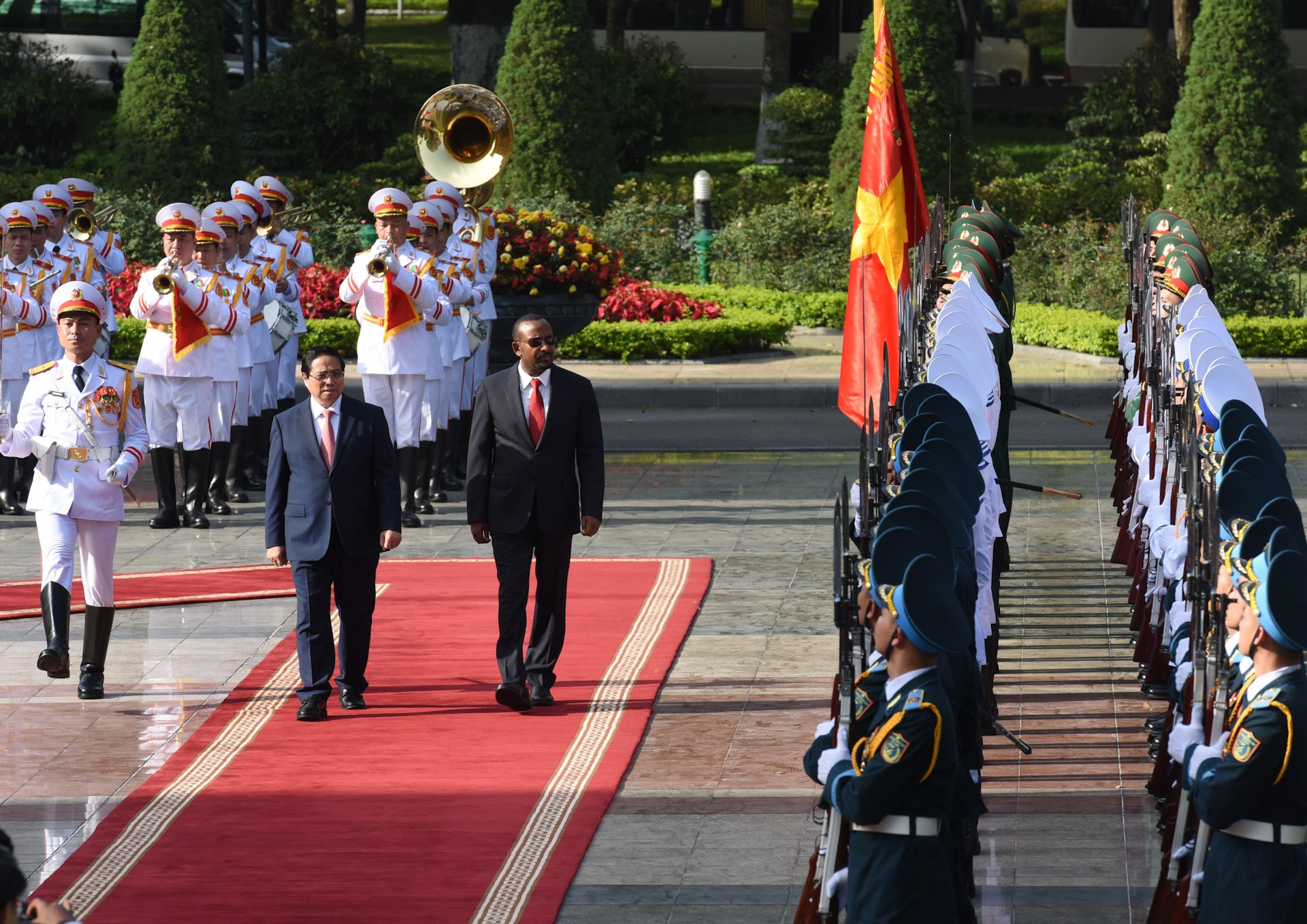 El primer ministro Pham Minh Chinh y el su par etíope, Abiy Ahmed Ali, realizan la ceremonia de izamiento de la bandera de los dos países.