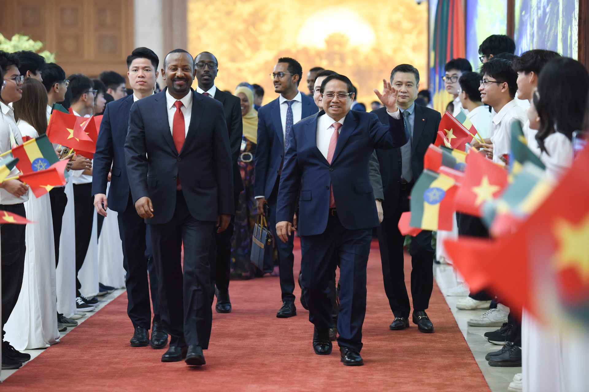 El primer ministro Pham Minh Chinh y su par etíope, Abiy Ahmed Ali, en la ceremonia de firma de documentos de cooperación. El primer ministro Pham Minh Chinh y su par etíope, Abiy Ahmed Ali, en la ceremonia de firma de documentos de cooperación.