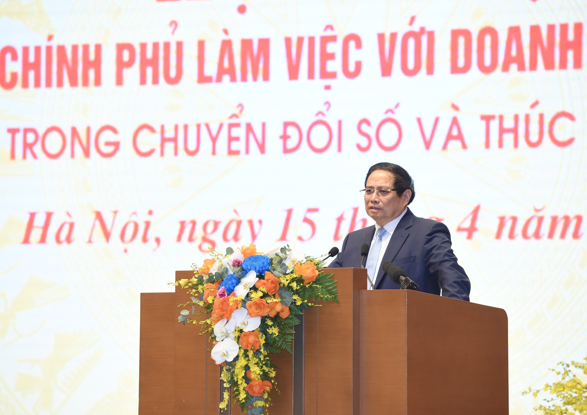 El primer ministro Pham Minh Chinh pronuncia un discurso en la conferencia. El primer ministro Pham Minh Chinh pronuncia un discurso en la conferencia.