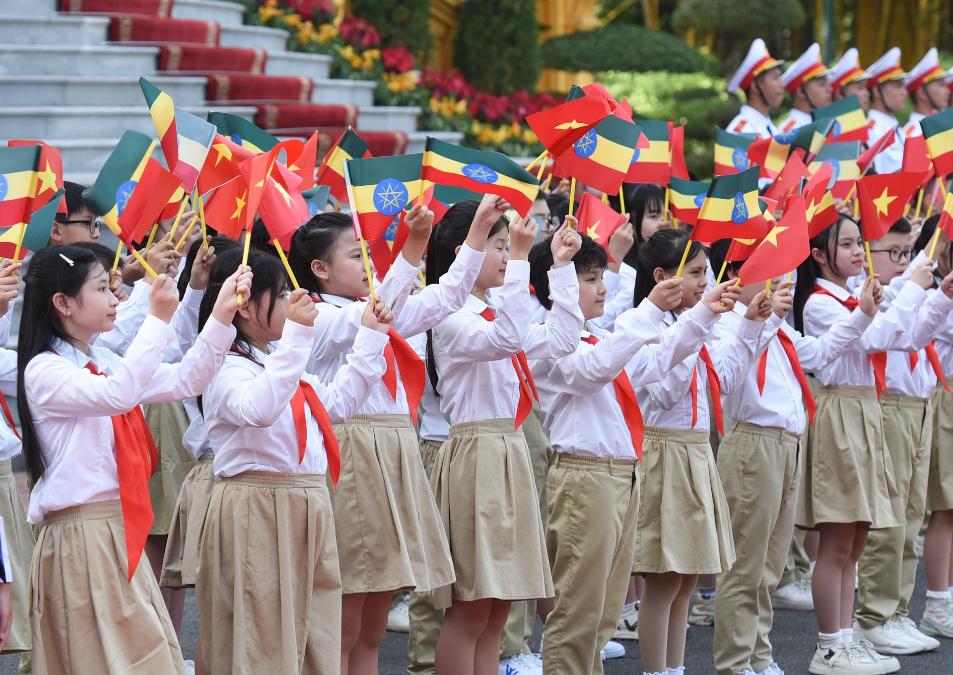 Los niños saludan a los dos primeros ministros y a sus esposas.