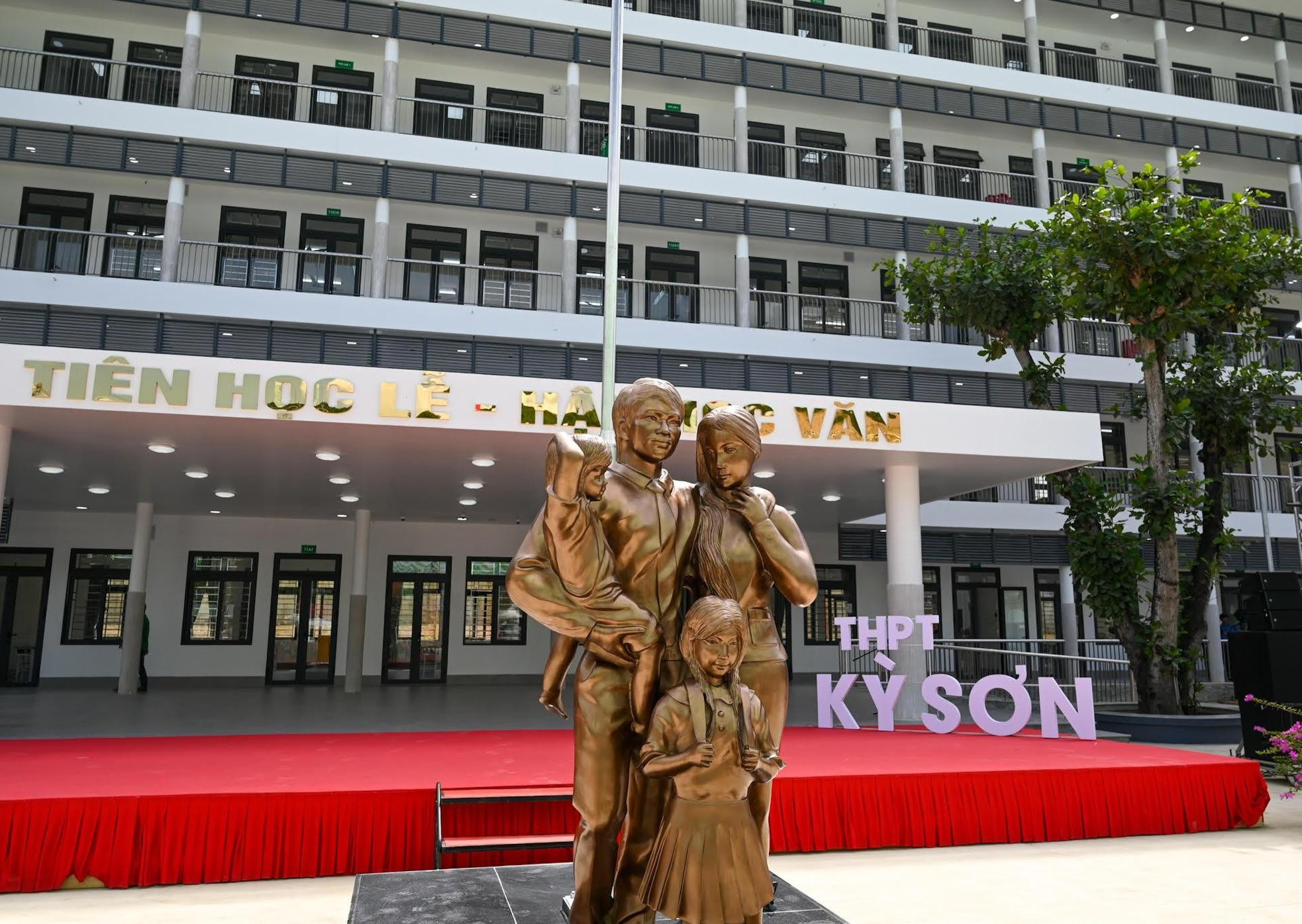 La escuela, construida en un área de aproximadamente 26 mil metros cuadrados, cumple con los estándares nacionales.