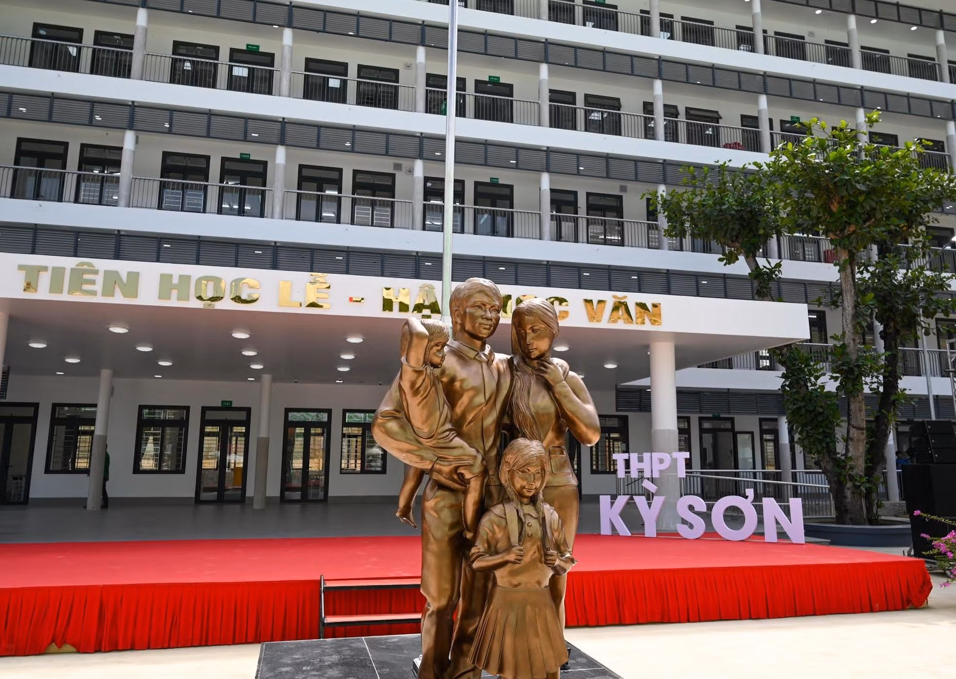 La escuela, construida en un área de aproximadamente 26 mil metros cuadrados, cumple con los estándares nacionales. La escuela, construida en un área de aproximadamente 26 mil metros cuadrados, cumple con los estándares nacionales.