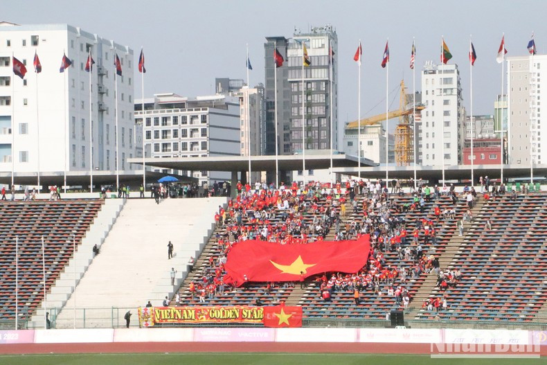 La tribuna B no tiene techo, pero los jóvenes aficionados desafían el sol abrasador para animar a la selección de fútbol sub-22 de Vietnam.