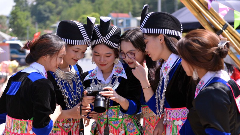 Las muchachas escogen los trajes tradicionales más bonitos, enseñando su belleza juvenil. Las muchachas escogen los trajes tradicionales más bonitos, enseñando su belleza juvenil.