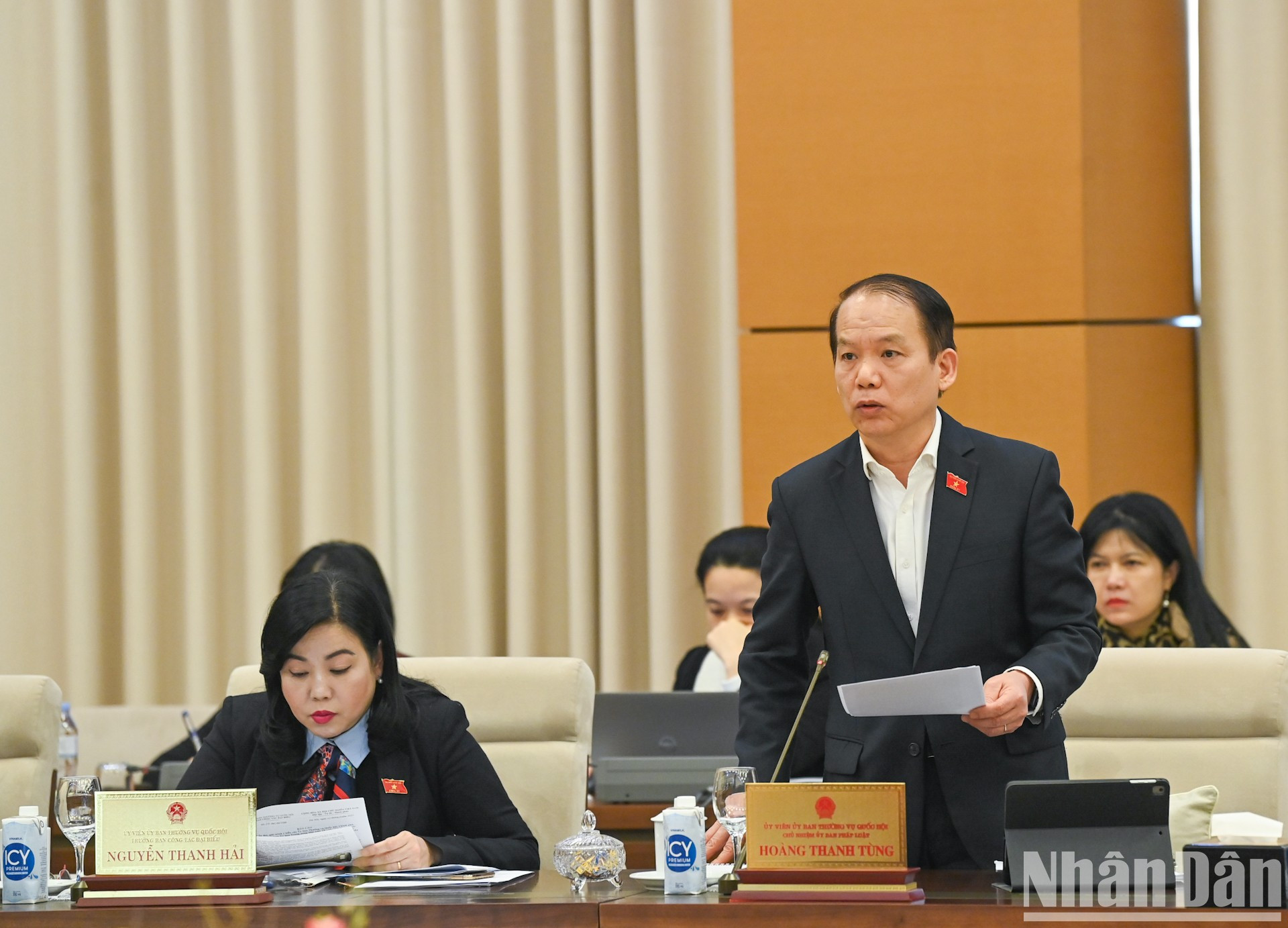 El jefe del Comité de Asuntos Jurídicos, Hoang Thanh Tung, habla en la reunión.