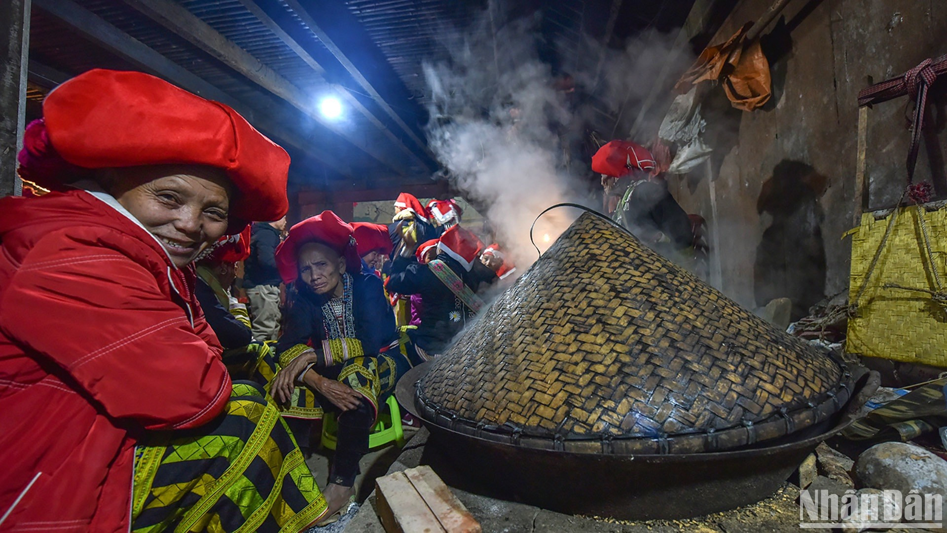 Mujeres Dao rojo preparan alimentos para las festividades del ritual. (Foto: VU LINH)