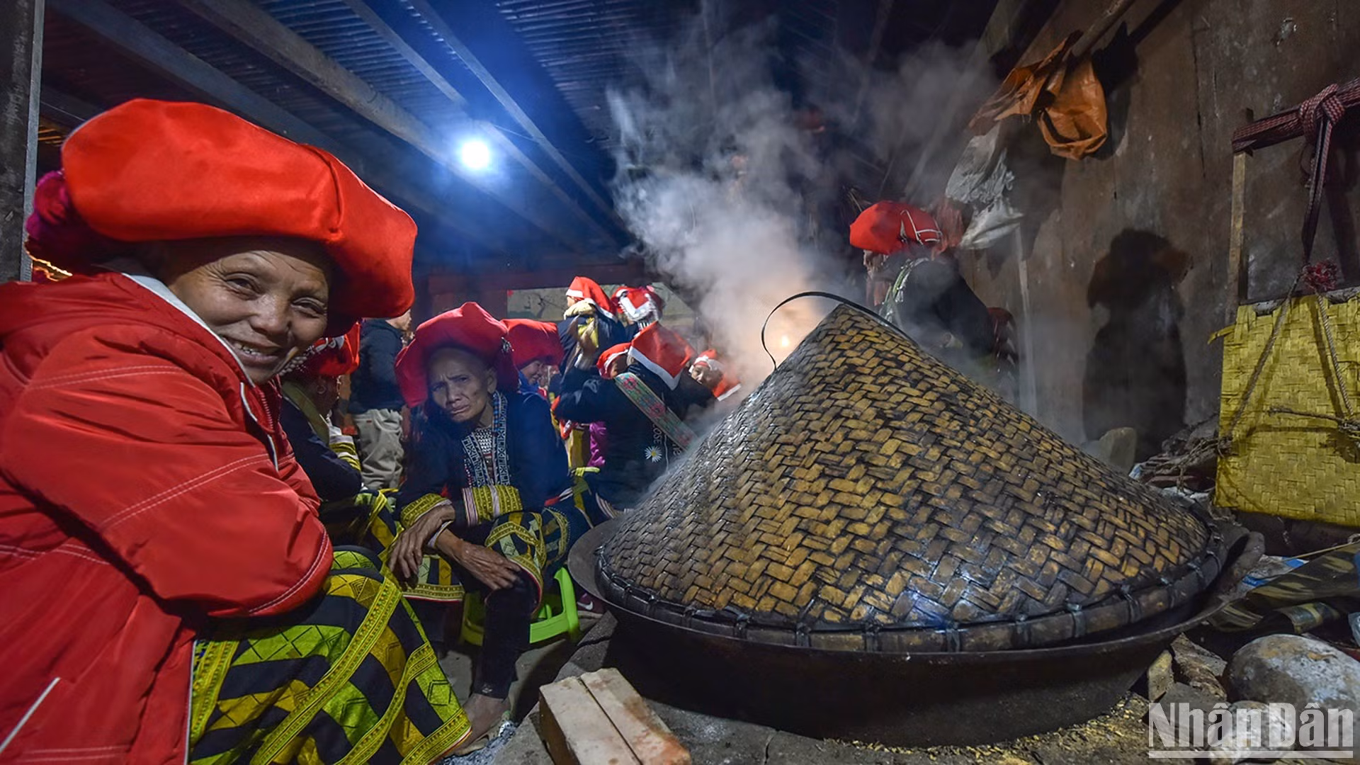 Mujeres Dao rojo preparan alimentos para las festividades del ritual. (Foto: VU LINH)