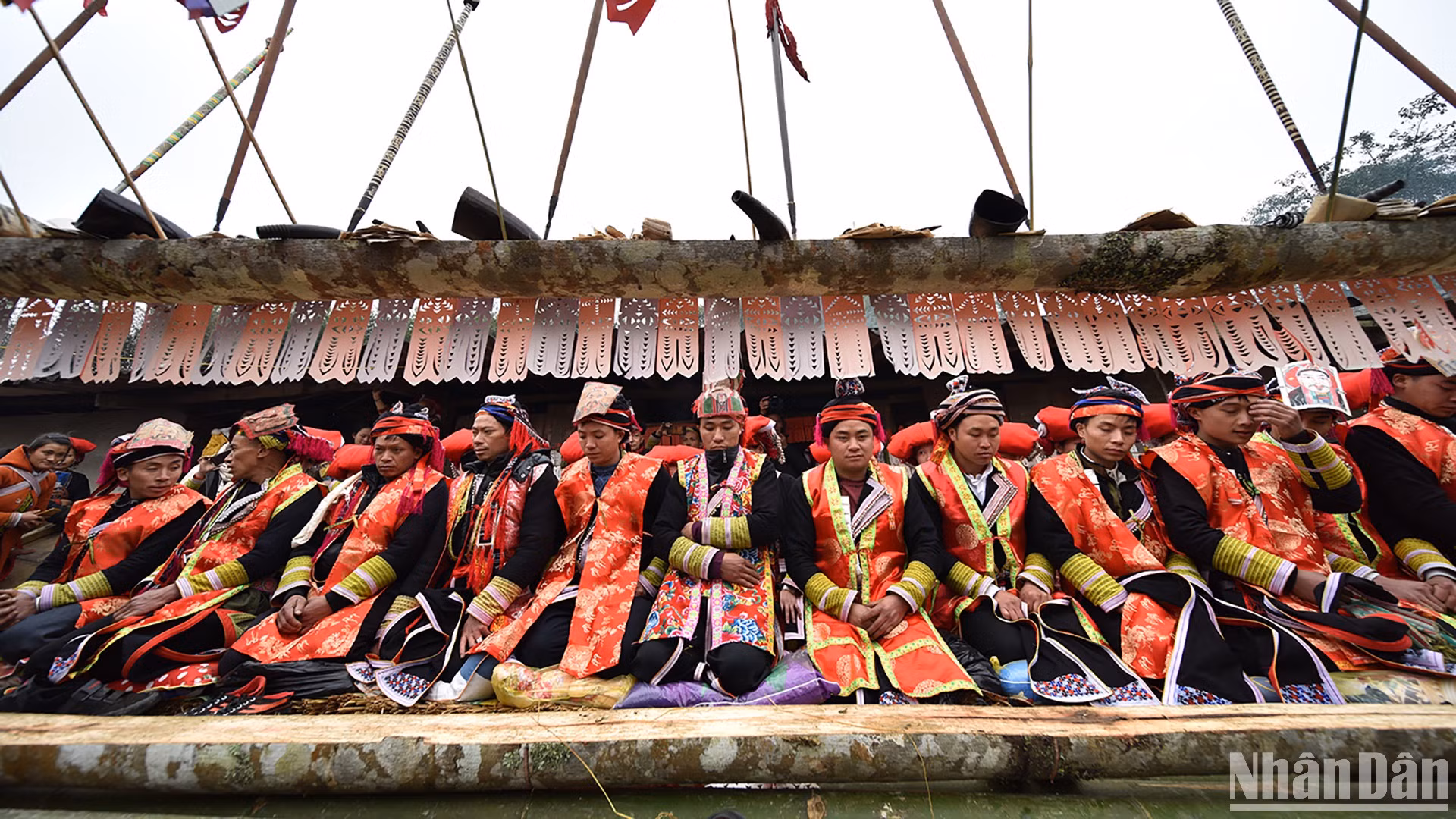 Ceremonia “cap sac” de los Dao rojos en Ta Phin, una leyenda misteriosa entre las nubes