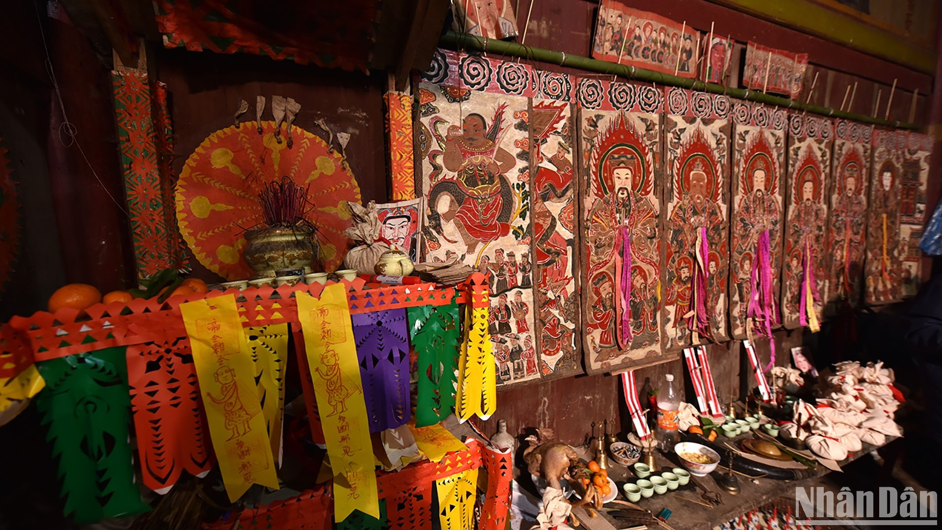 Los objetos rituales se preparan con dedicación días antes del evento. (Foto: VU LINH)