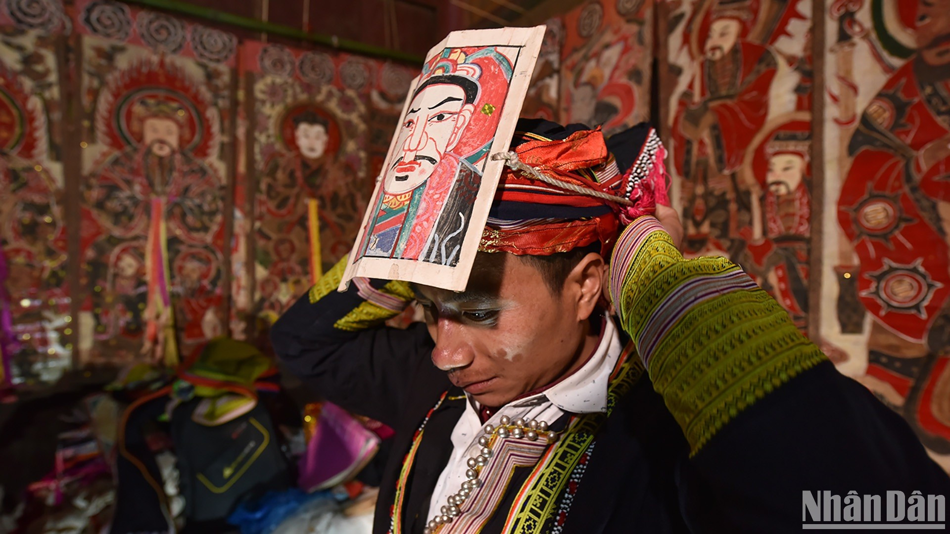 El chamán dirige el ritual. (Foto: VU LINH)