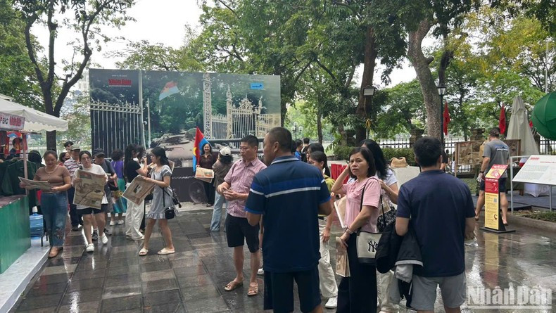 La afluencia de visitantes aumenta a partir de las 10:30, cuando la lluvia empieza a ceder.