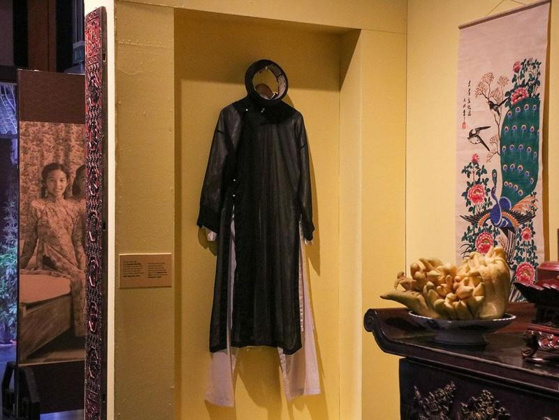Un vestido tradicional de cinco piezas fue preservado por Do Minh Thuong (en Trach Xa, Ung Hoa) y donado luego al Museo. Un vestido tradicional de cinco piezas fue preservado por Do Minh Thuong (en Trach Xa, Ung Hoa) y donado luego al Museo.