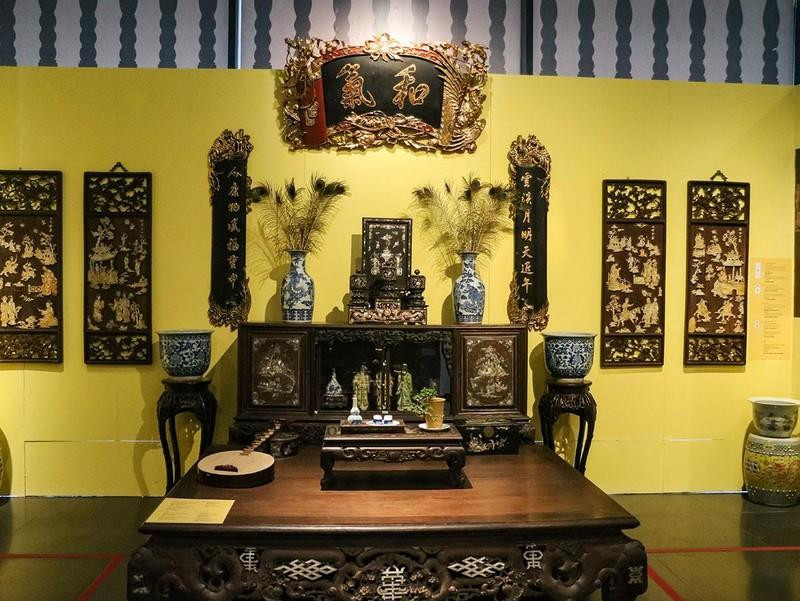 El espacio principal es un típico salón de principios del siglo XX, con los muebles tradicionales hechos de madera e incrustaciones de concha. La incrustación de los cuatro árboles de cuatro temporadas y ocho objetos preciosos en los muebles muestra la sutileza del propietario. El espacio principal es un típico salón de principios del siglo XX, con los muebles tradicionales hechos de madera e incrustaciones de concha. La incrustación de los cuatro árboles de cuatro temporadas y ocho objetos preciosos en los muebles muestra la sutileza del propietario.