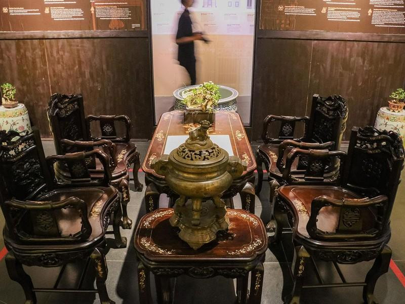 El juego de mesa de comedor, hecho de madera y clavos de cobre y tallado de forma natural y afilado, reflejan la cultura de Hanói en el pasado. El juego de mesa de comedor, hecho de madera y clavos de cobre y tallado de forma natural y afilado, reflejan la cultura de Hanói en el pasado.