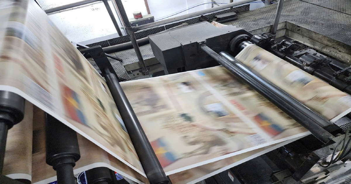 [Foto] Periódico Nhan Dan incrementa tirada de publicación informativa especial por 50º aniversario de Reunificación Nacional
