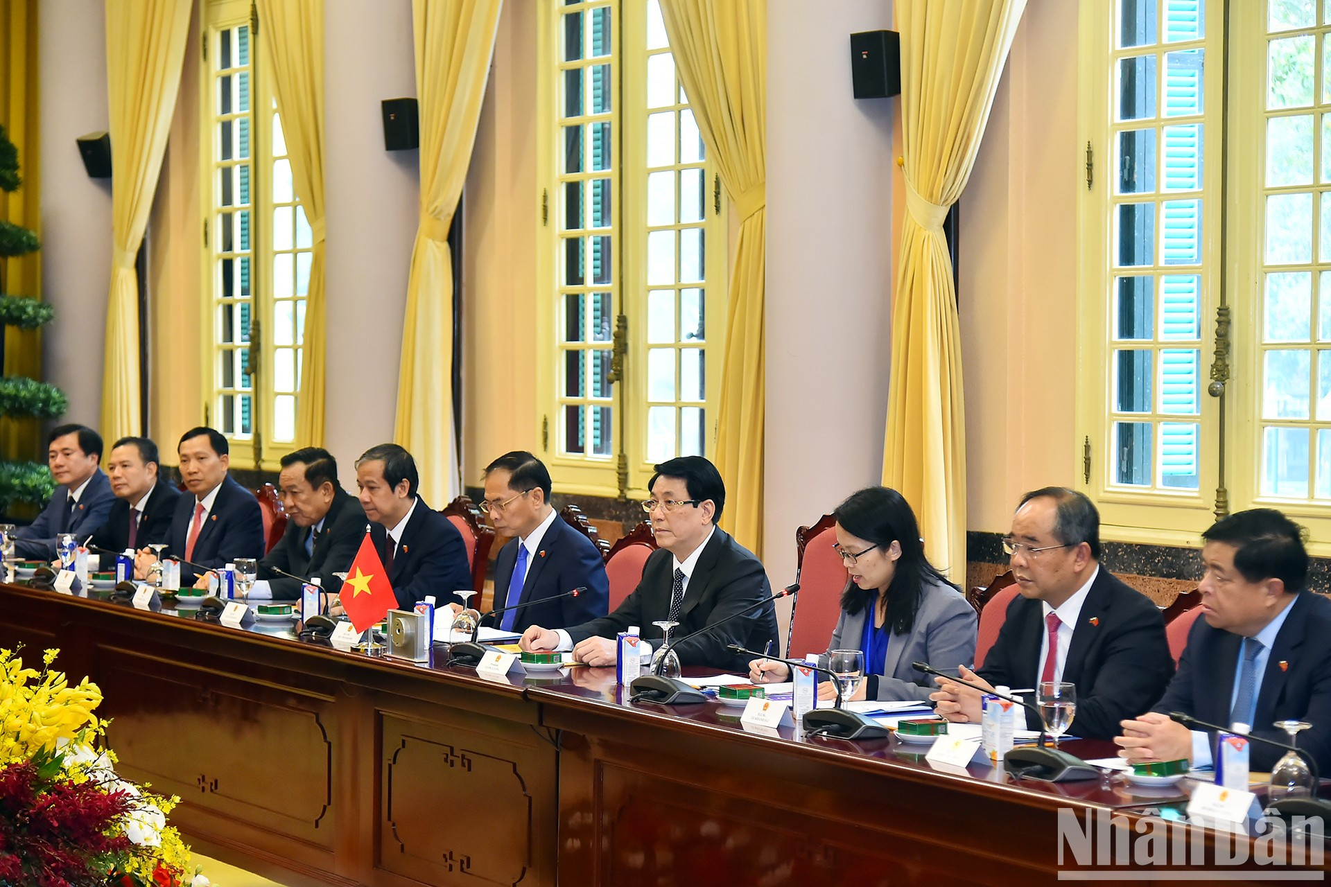 El presidente Luong Cuong y miembros de la delegación vietnamita en las conversaciones. El presidente Luong Cuong y miembros de la delegación vietnamita en las conversaciones.
