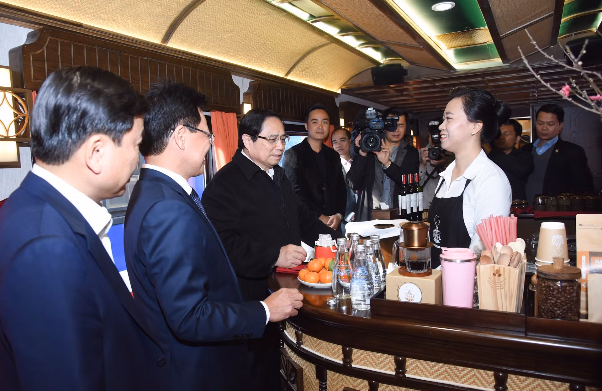 Pham Minh Chinh desea un feliz año nuevo a los ejecutivos y empleados del sector ferroviario.