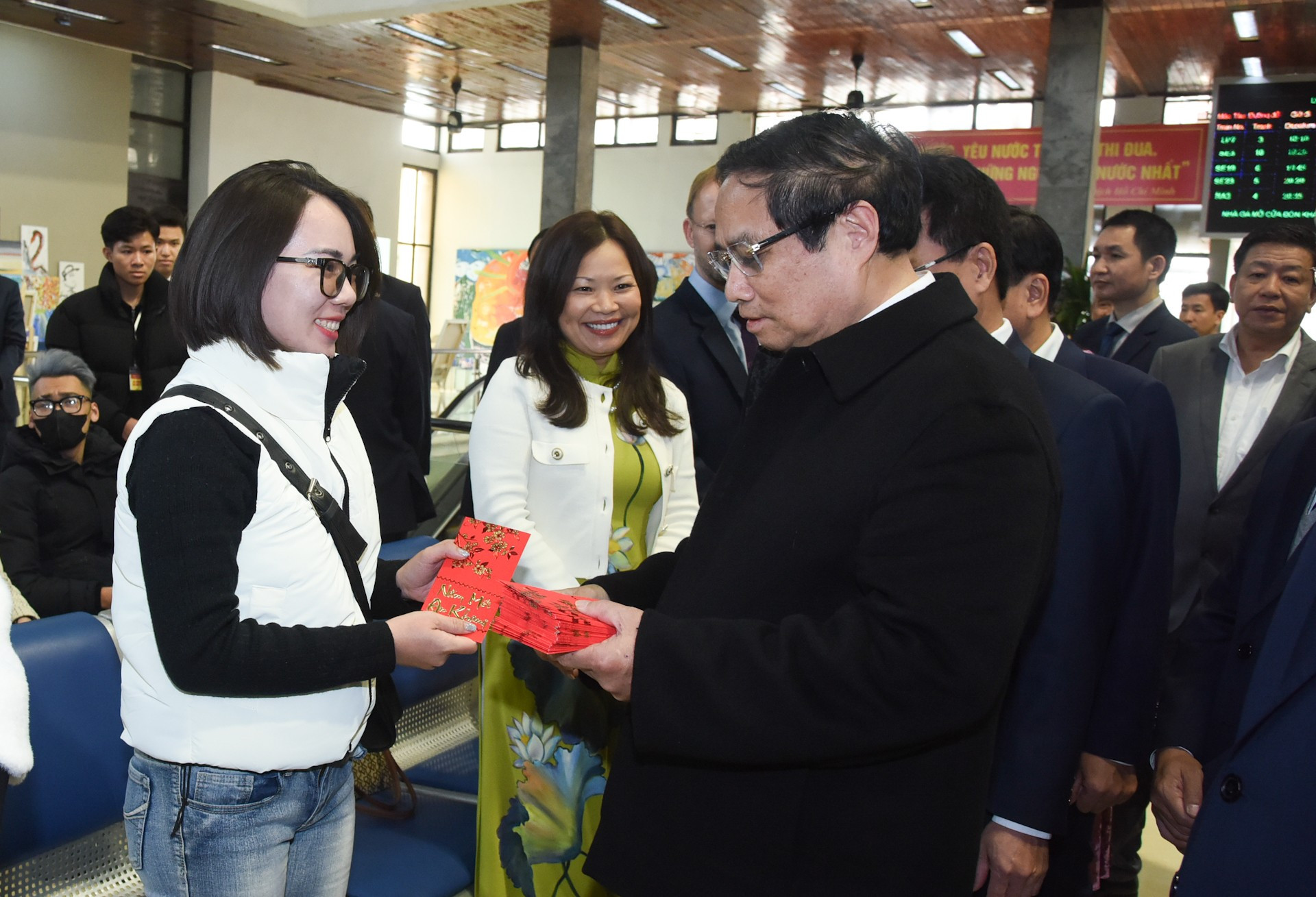 El Primer Ministro felicita y da dinero de la suerte a los pasajeros en la estación de tren de Hanoi. El Primer Ministro felicita y da dinero de la suerte a los pasajeros en la estación de tren de Hanoi.