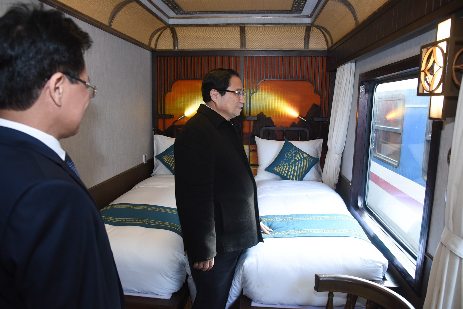 El primer ministro Pham Minh Chinh inspecciona el sistema automático de venta de billetes en la estación de tren de Hanói. El primer ministro Pham Minh Chinh inspecciona el sistema automático de venta de billetes en la estación de tren de Hanói.