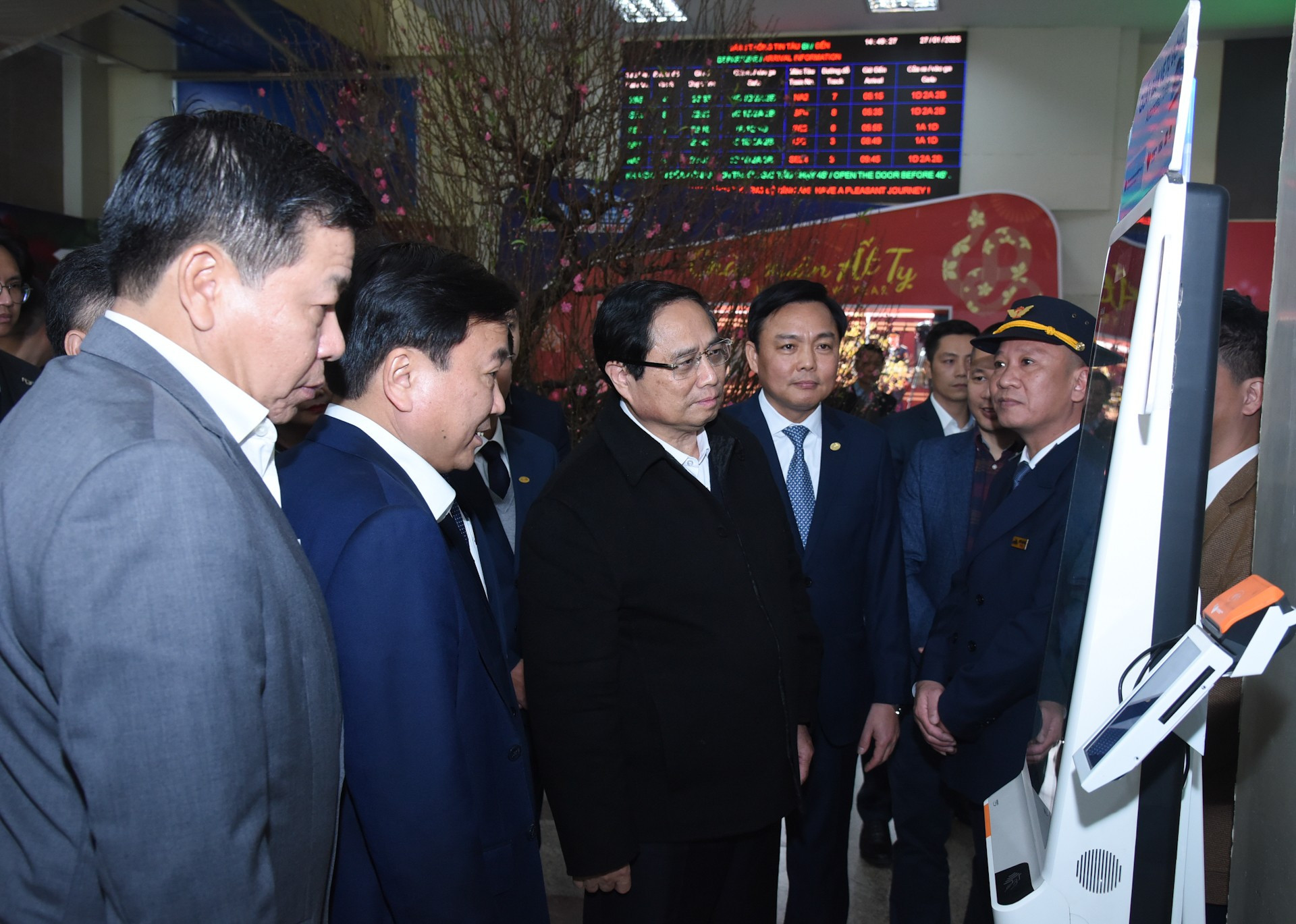 El primer ministro Pham Minh Chinh inspecciona el sistema automático de venta de billetes en la estación de tren de Hanói. El primer ministro Pham Minh Chinh inspecciona el sistema automático de venta de billetes en la estación de tren de Hanói.