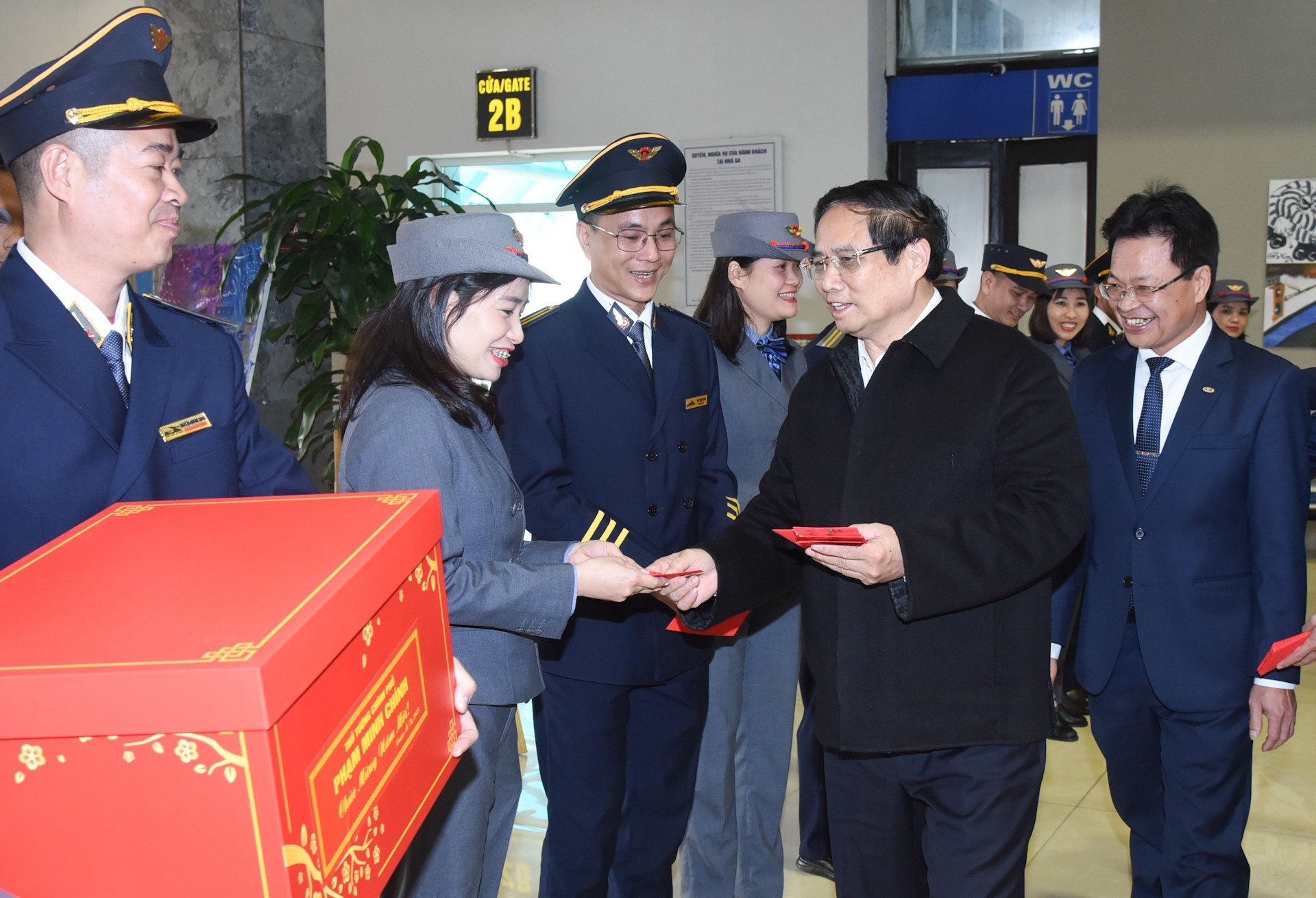 El Primer Ministro felicita y da dinero de la suerte a los pasajeros en la estación de tren de Hanoi. El Primer Ministro felicita y da dinero de la suerte a los pasajeros en la estación de tren de Hanoi.