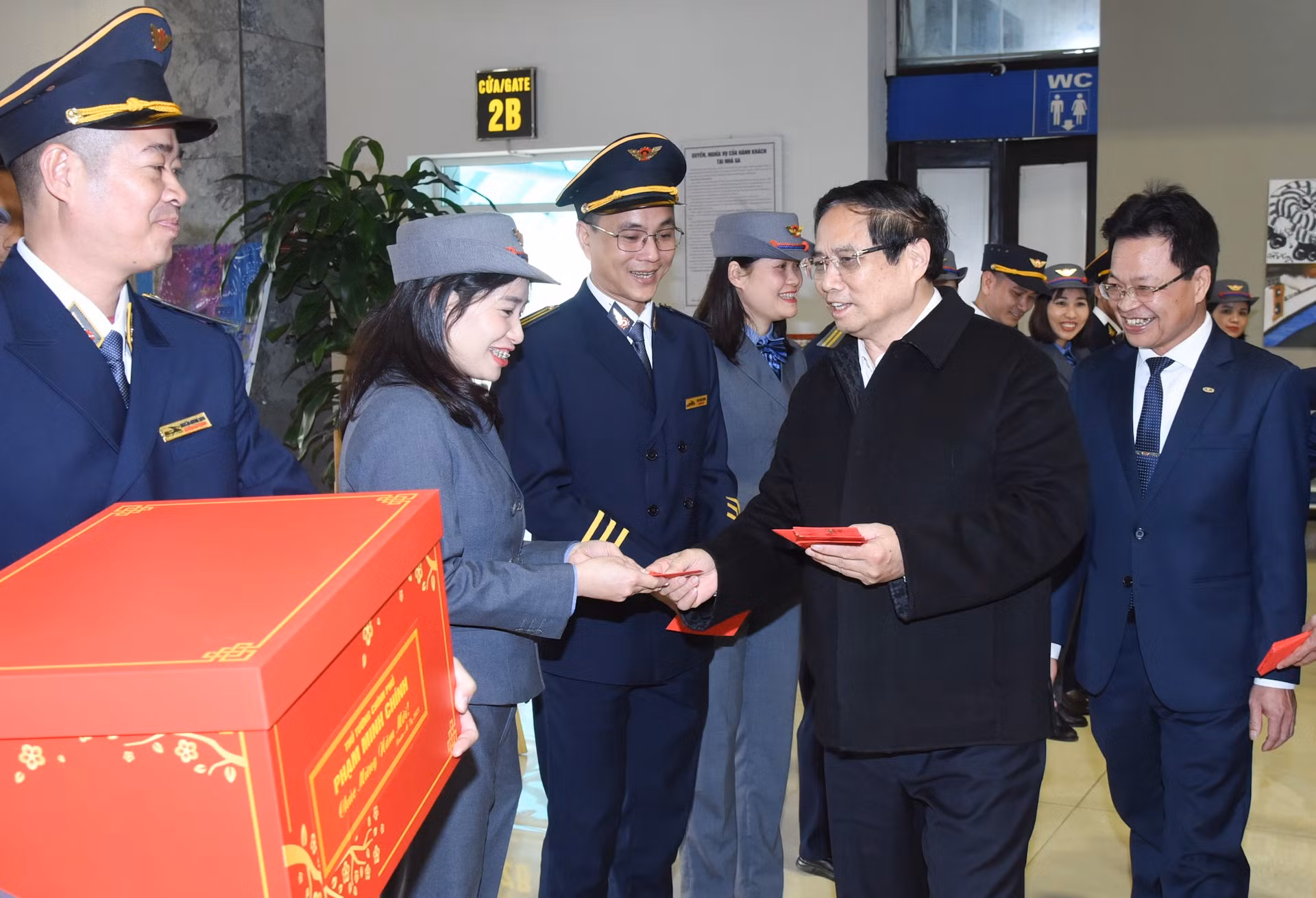 El Primer Ministro felicita y da dinero de la suerte a los pasajeros en la estación de tren de Hanoi.