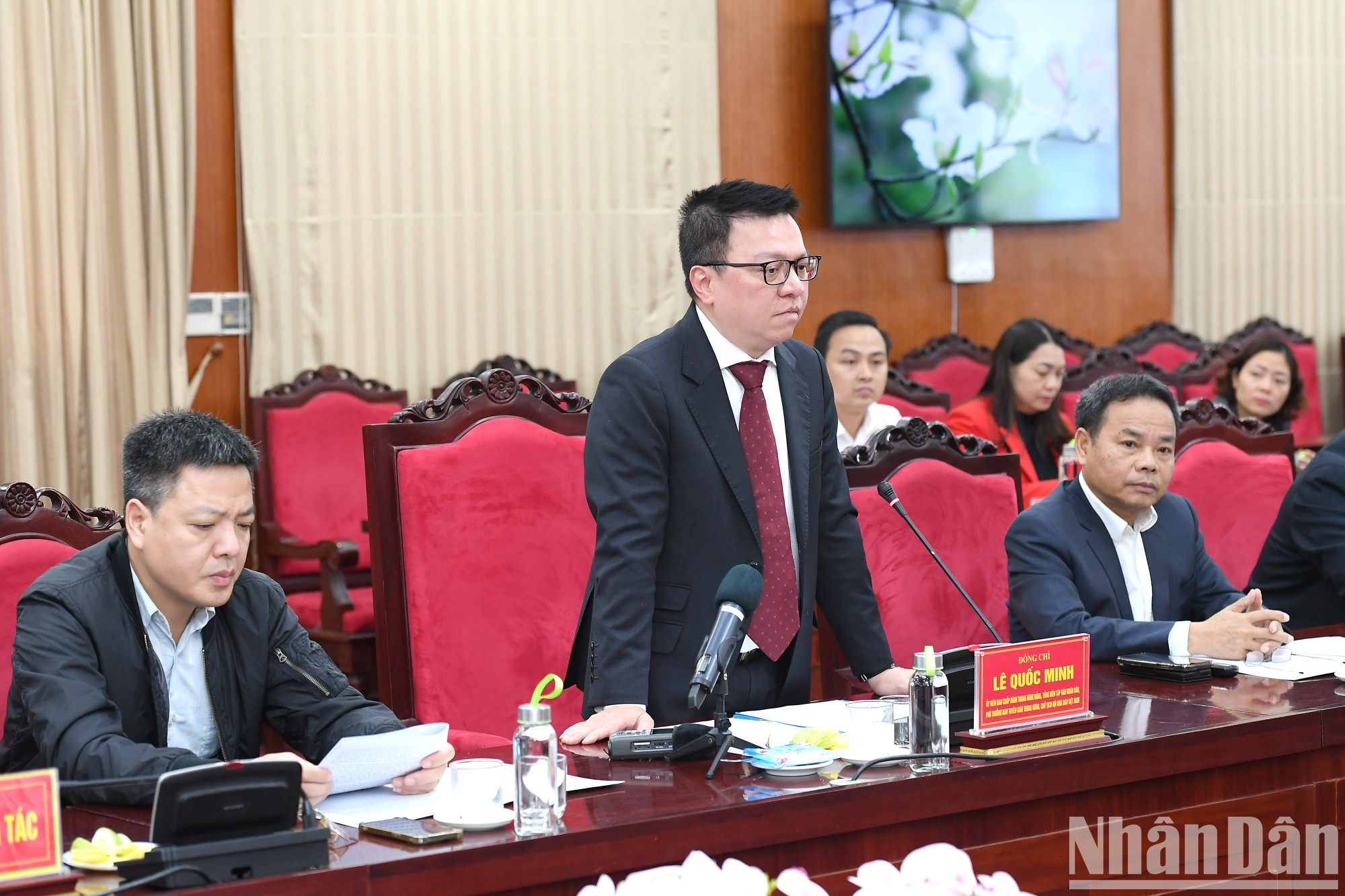 Quoc Minh agradece la colaboración de Son La en general y del periódico local del Partido en particular en las actividades de la Oficina de Representación de Nhan Dan en la provincia. Quoc Minh agradece la colaboración de Son La en general y del periódico local del Partido en particular en las actividades de la Oficina de Representación de Nhan Dan en la provincia.