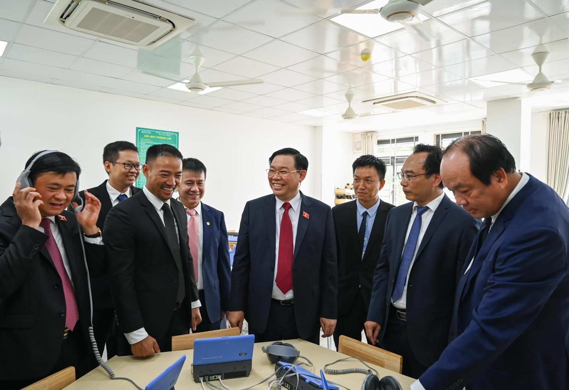 El presidente de la Asamblea Nacional, Vuong Dinh Hue, y los delegados visitan la sala multifuncional de la escuela.