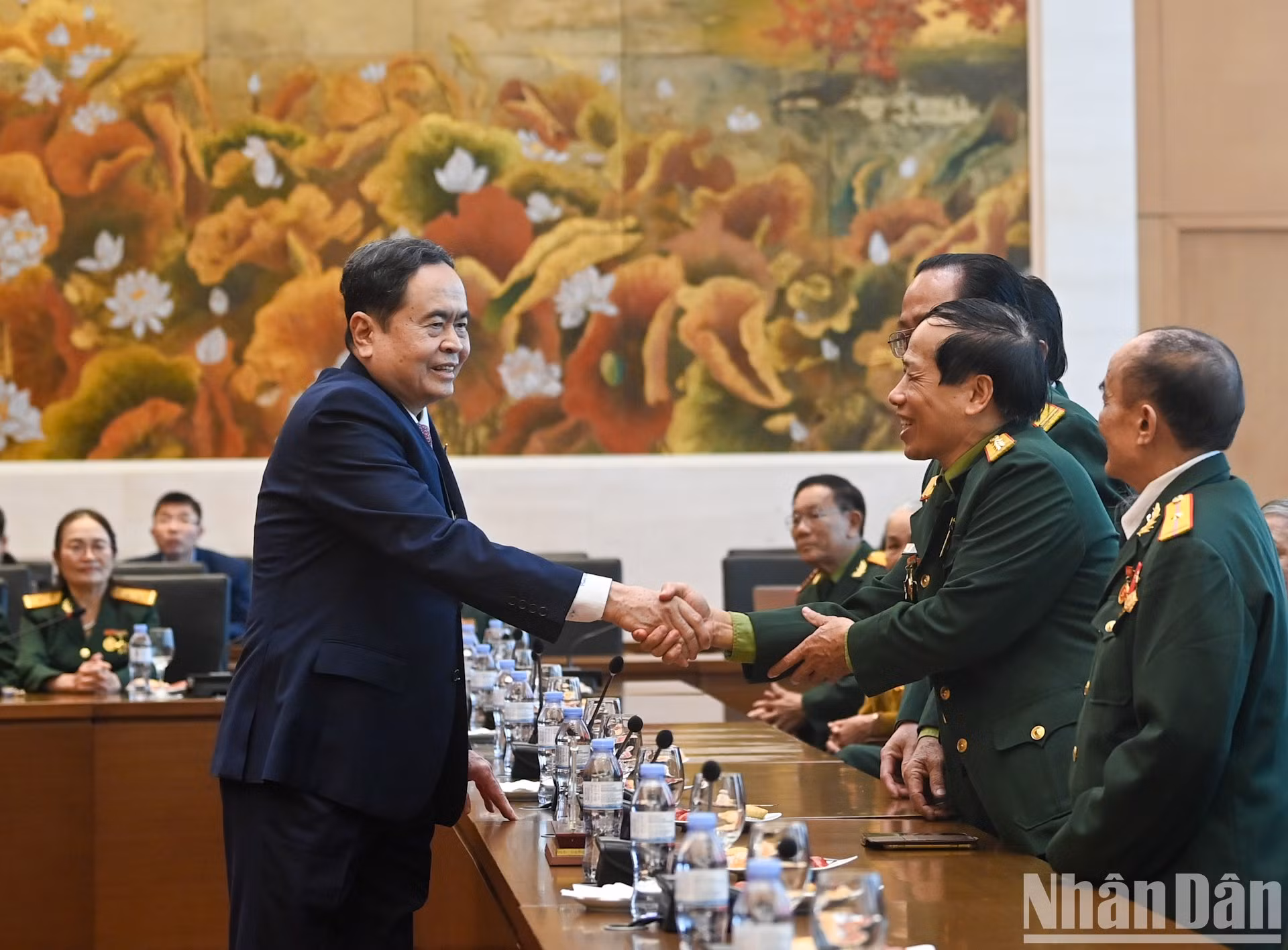 El presidente de la AVN, Tran Thanh Man, y personas meritorias del Regimiento 271 de la Región Militar de Tri Thien.