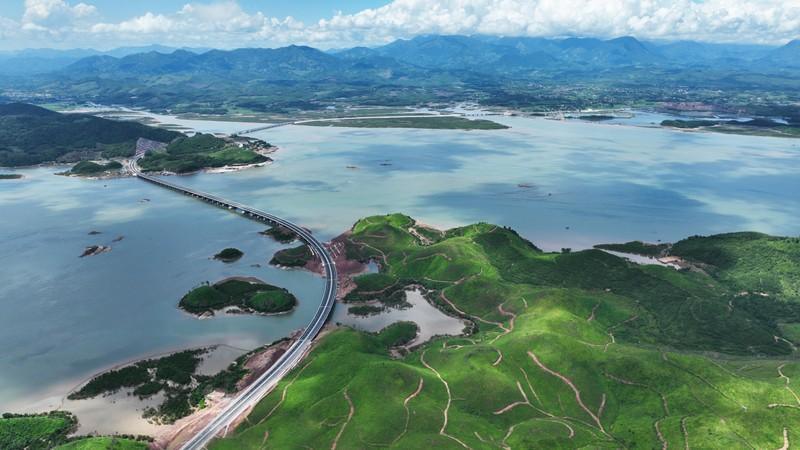 A través de la vista desde el aire, una parte de la carretera Van Don- Mong Cai parece una franja de seda que atraviesa el paisaje poético de la región noreste del país. A través de la vista desde el aire, una parte de la carretera Van Don- Mong Cai parece una franja de seda que atraviesa el paisaje poético de la región noreste del país.