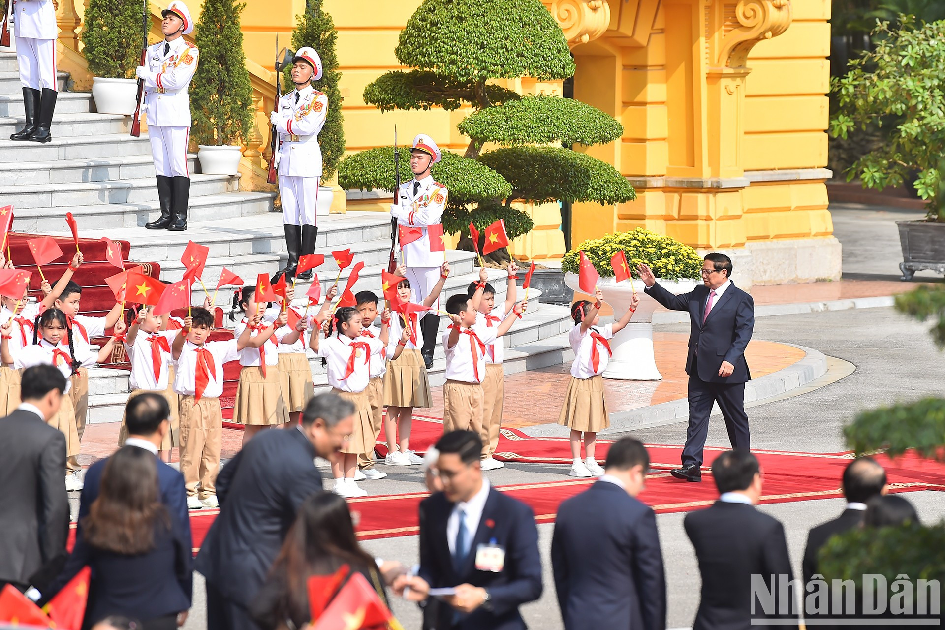 Los niños de la capital saludan al primer ministro Pham Minh Chinh. Los niños de la capital saludan al primer ministro Pham Minh Chinh.