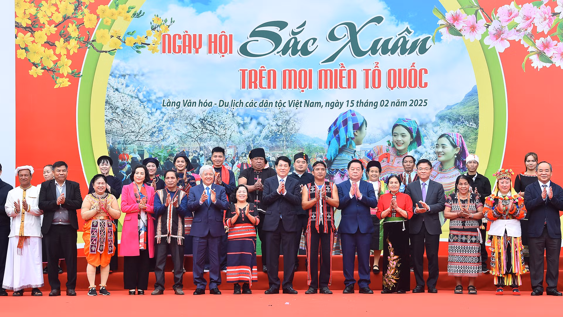 [Foto] Presidente del país asiste al Festival "Colores de Primavera en todas las partes de la Patria"