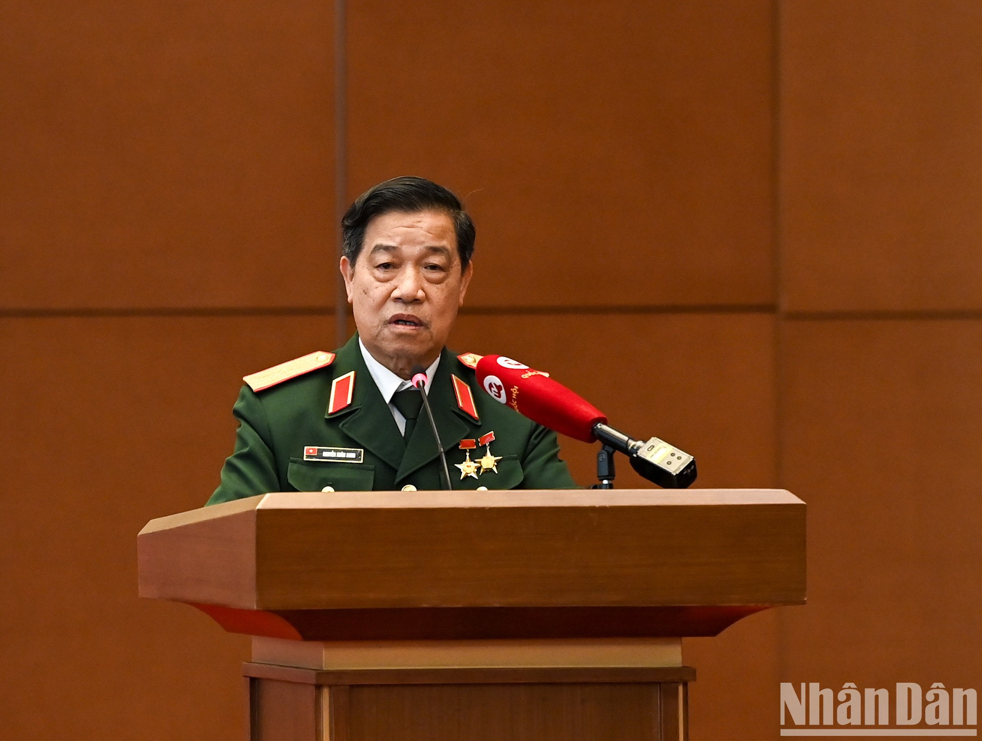 Representante de la delegación de personas meritorias del Regimiento 271 de la Región Militar de Tri Thien habla en la reunión. Representante de la delegación de personas meritorias del Regimiento 271 de la Región Militar de Tri Thien habla en la reunión.