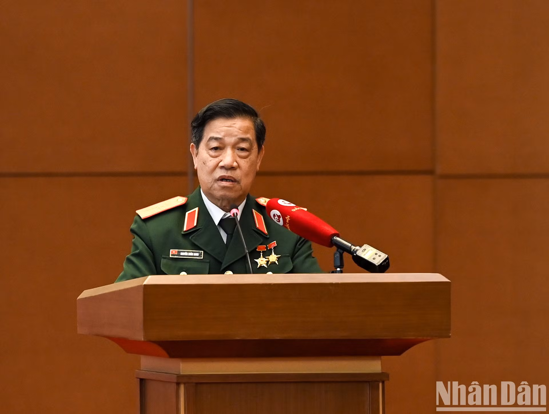 Representante de la delegación de personas meritorias del Regimiento 271 de la Región Militar de Tri Thien habla en la reunión.