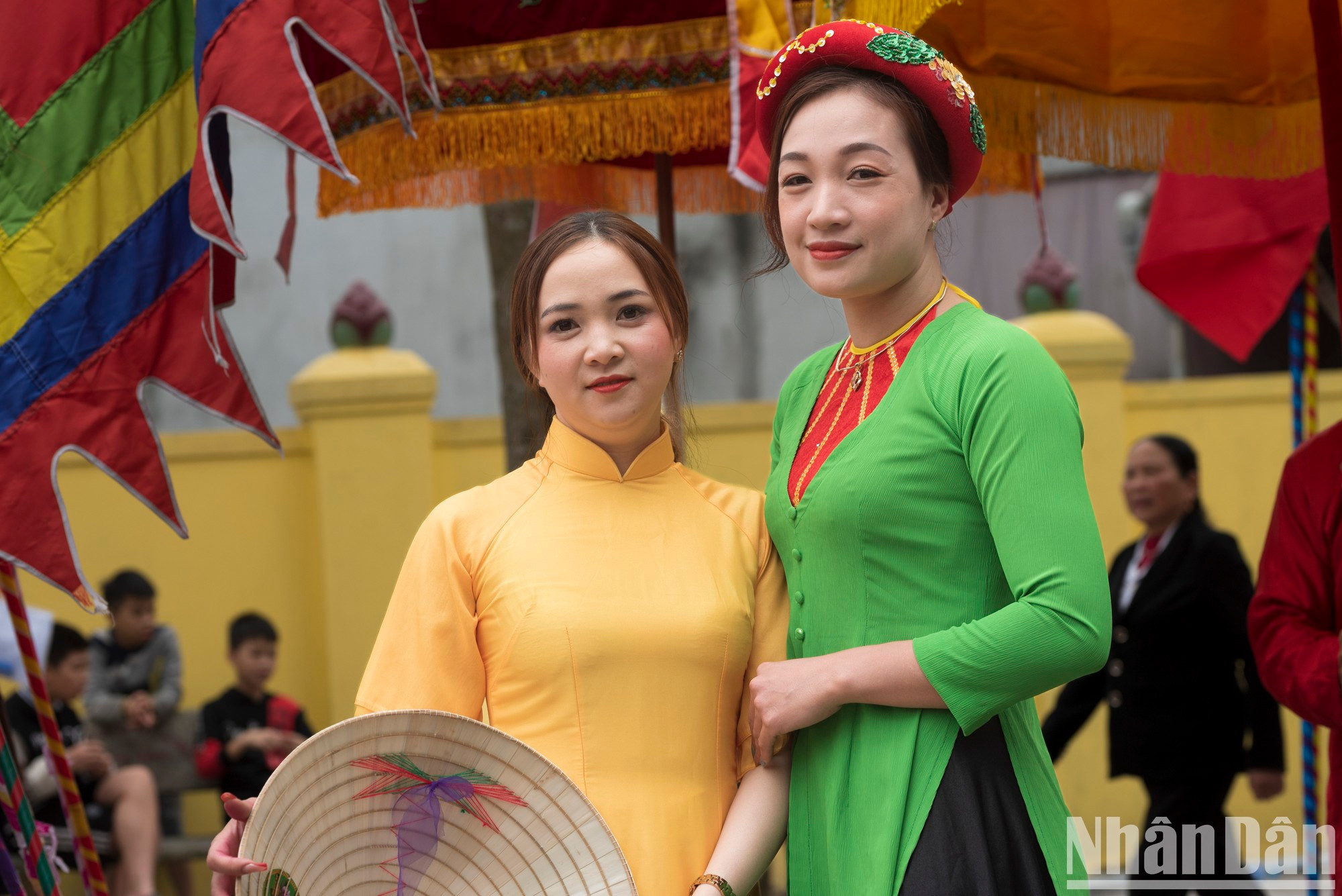 Mujeres locales entusiasmadas por la festividad. Mujeres locales entusiasmadas por la festividad.