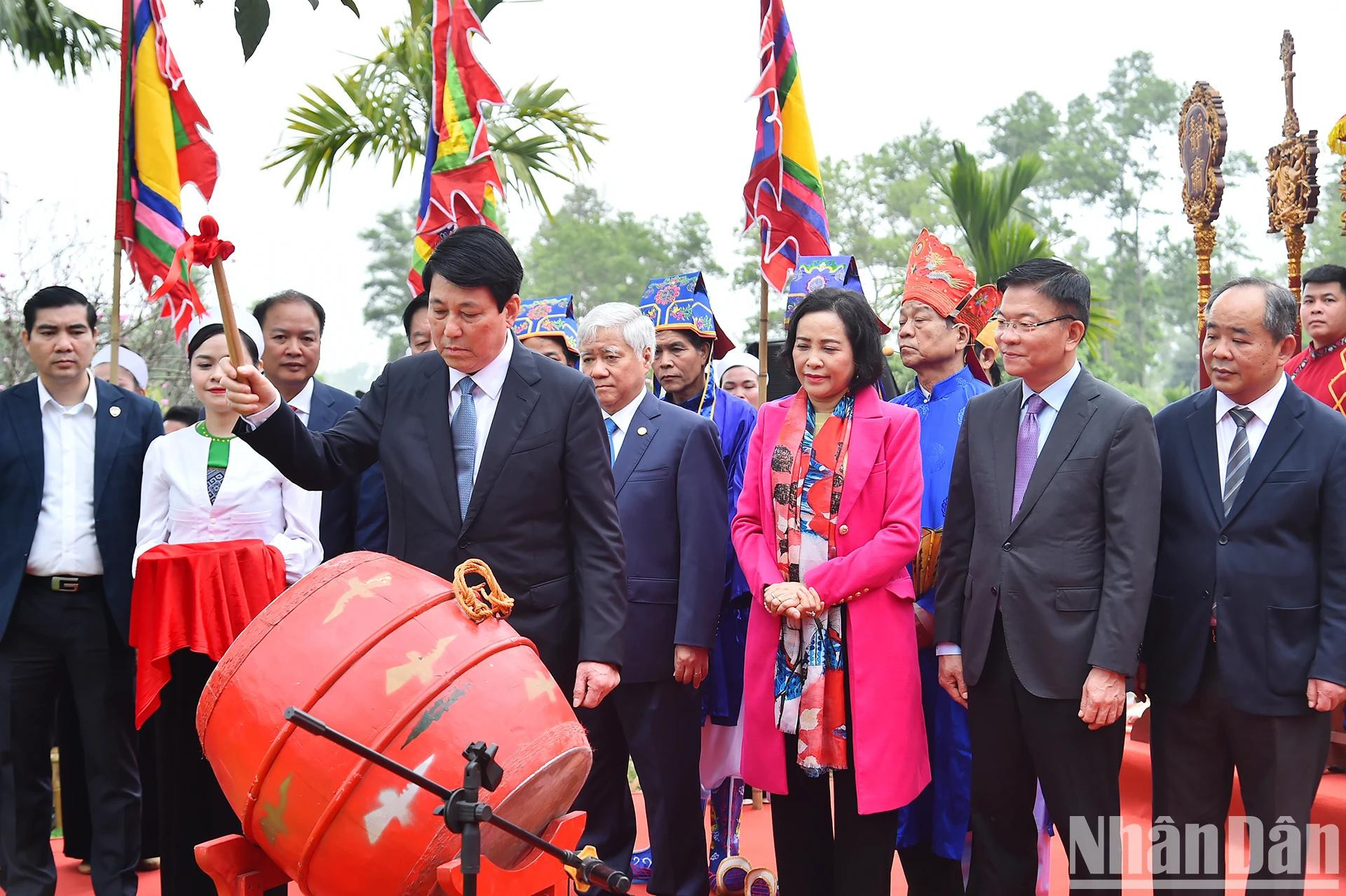 El presidente Luong Cuong toca el tambor para inaugurar el festival Khai Ha (iniciar un nuevo año laboral) del grupo étnico Muong en la norteña provincia de Hoa Binh.