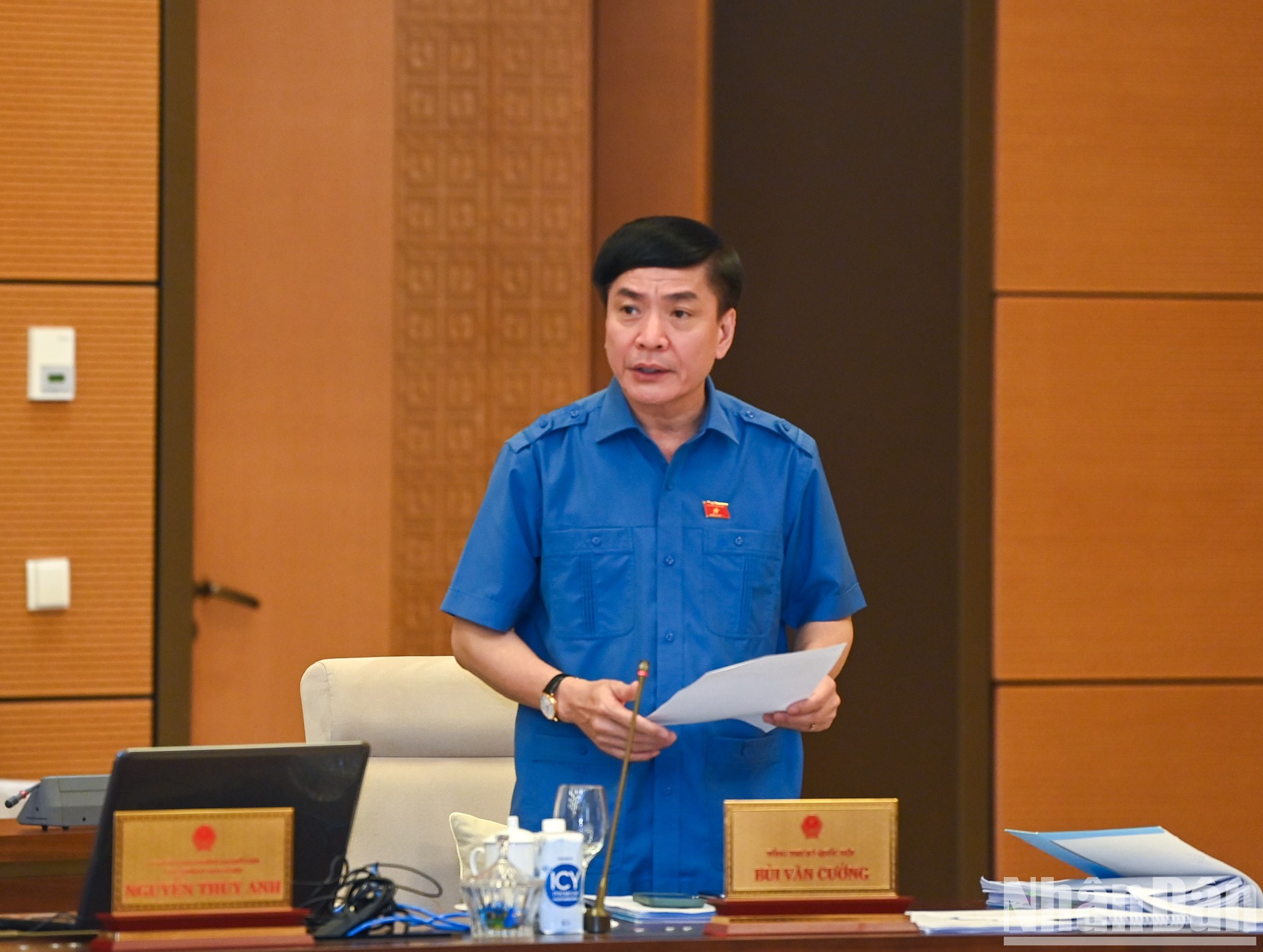 El secretario general y jefe de la Oficina de la AN, Bui Van Cuong, habla en la inauguración de la reunión.