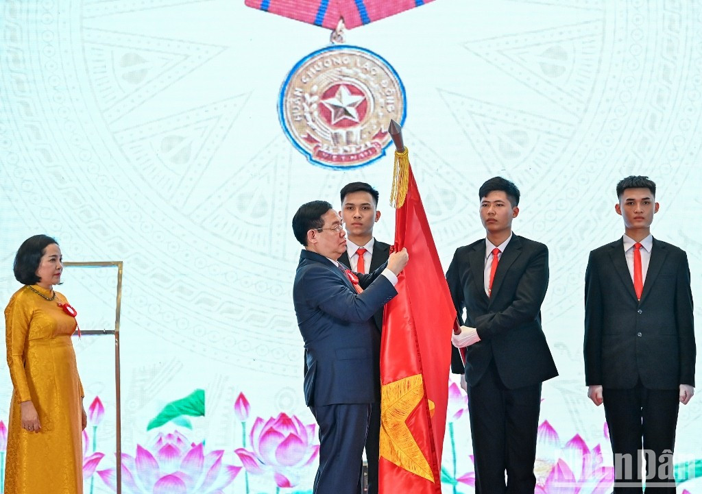 El presidente de la AN, Vuong Dinh Hue, coloca la Orden Laboral de segunda clase a la bandera tradicional del mencionado comité. El presidente de la AN, Vuong Dinh Hue, coloca la Orden Laboral de segunda clase a la bandera tradicional del mencionado comité.
