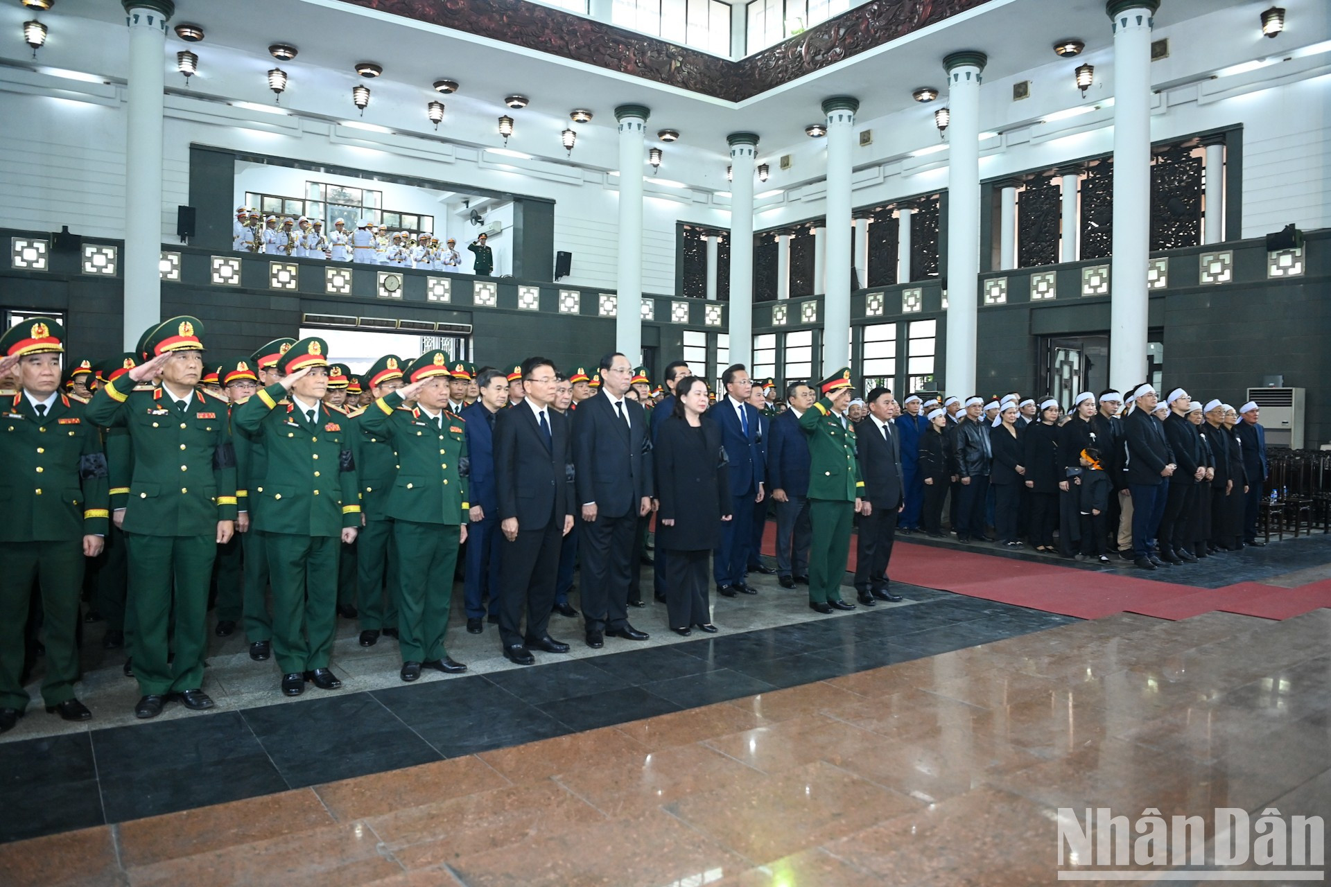 Dirigentes del Partido y del Estado y familiares del general Nguyen Quyet en el servicio memorial al difunto general.