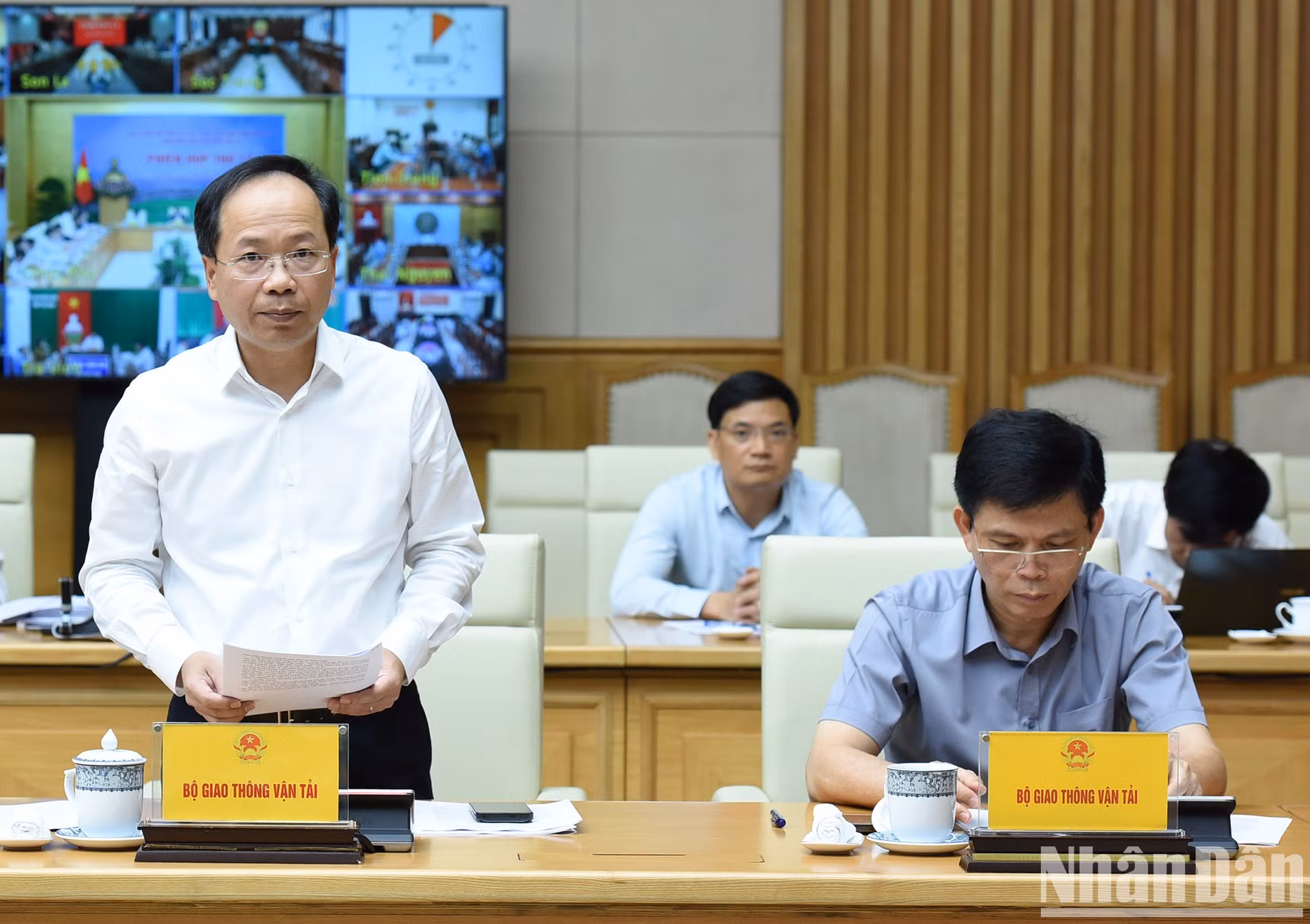 El viceministro de Transporte, Nguyen Duy Lam, informa sobre el progreso en la implementación de proyectos clave de transporte.