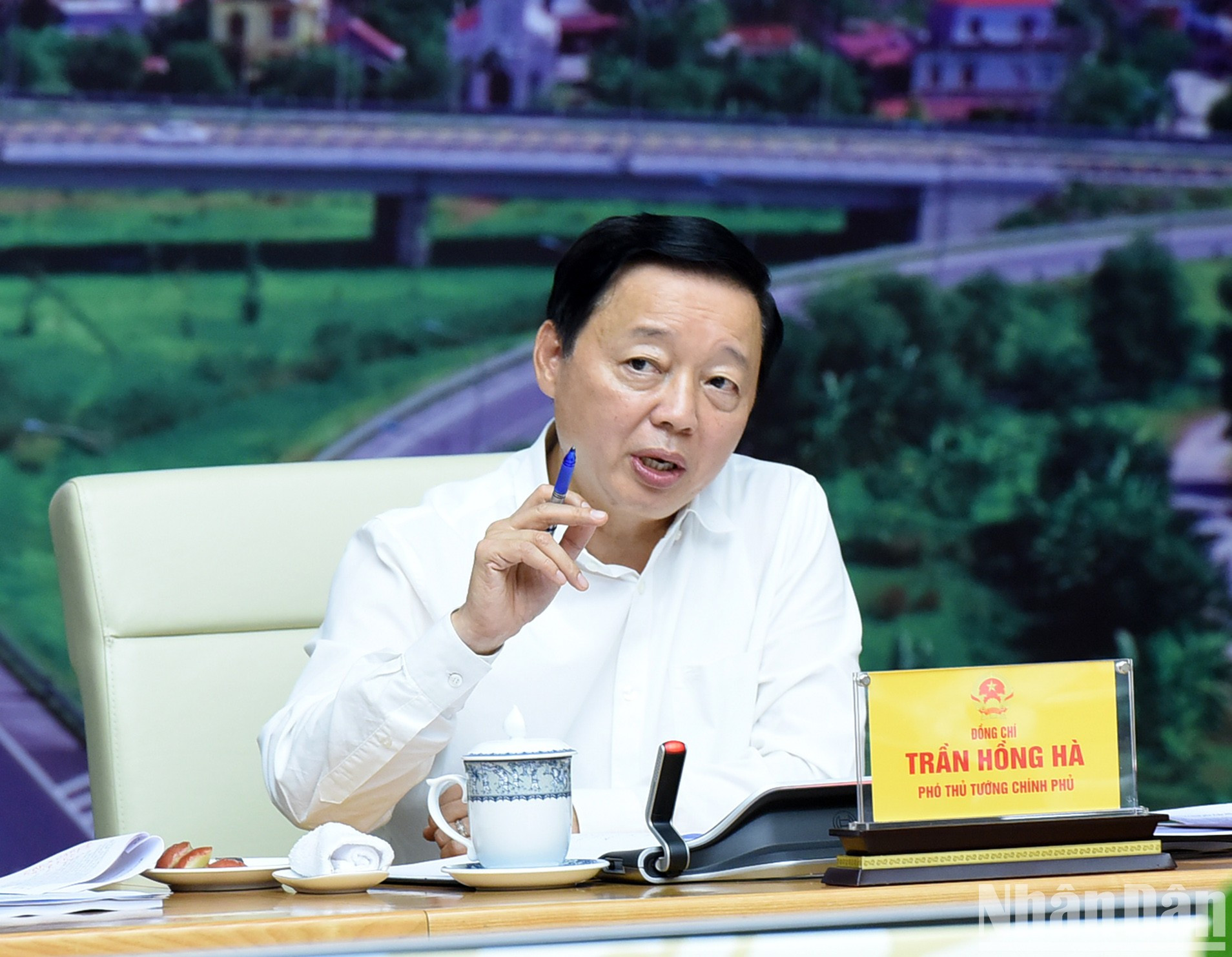 El viceprimer ministro Tran Hong Ha habla en la reunión. El viceprimer ministro Tran Hong Ha habla en la reunión.