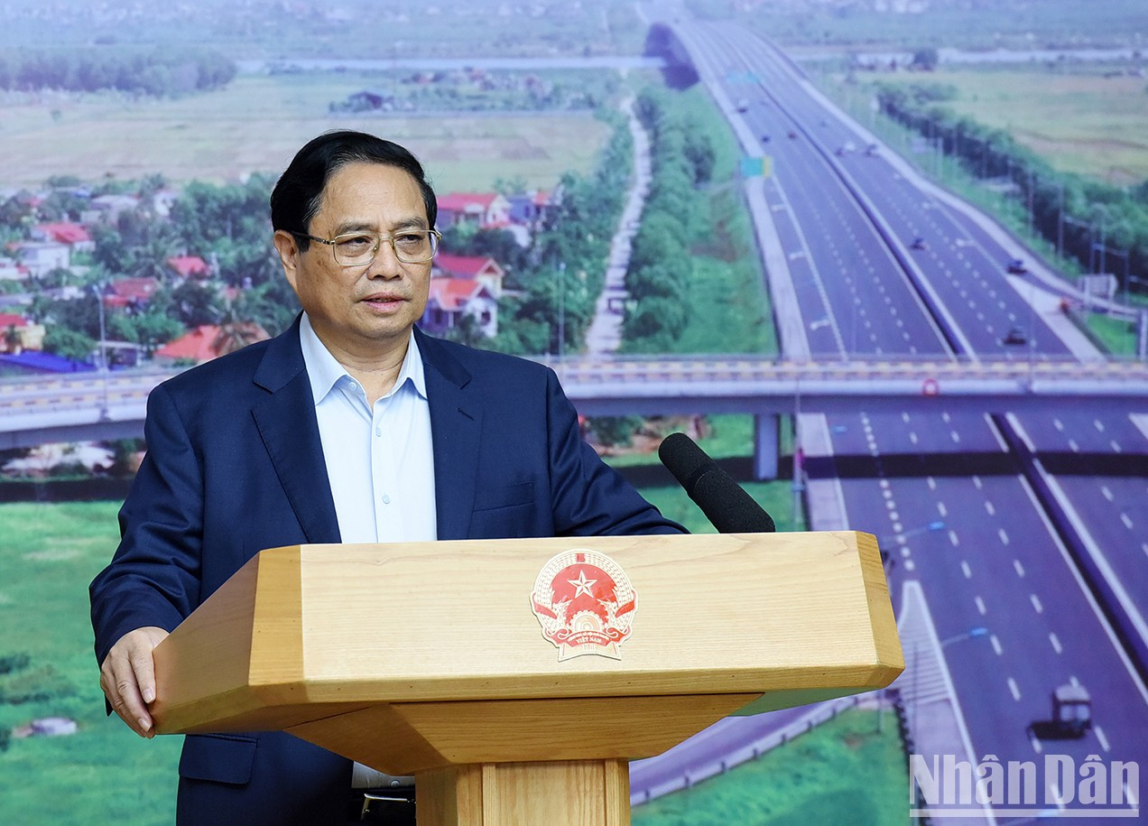 El primer ministro interviene en la reunión. El primer ministro interviene en la reunión.