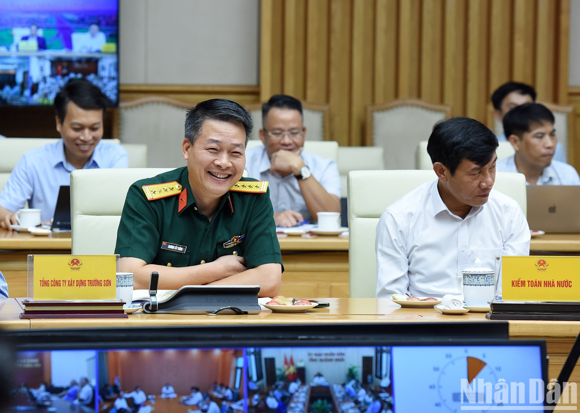 Representante de la Corporación de Construcción Truong Son. Representante de la Corporación de Construcción Truong Son.