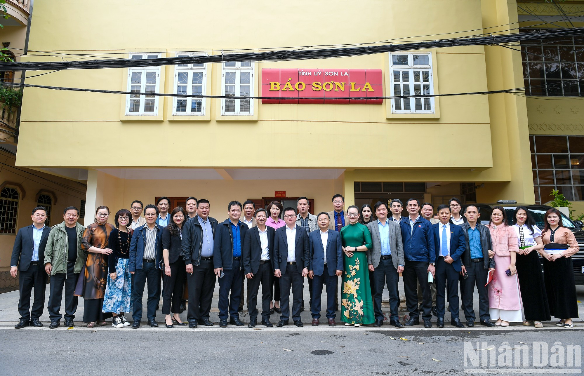Directivos de Nhan Dan se toman foto de recuerdo con la Asociación de Periodistas de Son La y los órganos periodísticos locales. Directivos de Nhan Dan se toman foto de recuerdo con la Asociación de Periodistas de Son La y los órganos periodísticos locales.