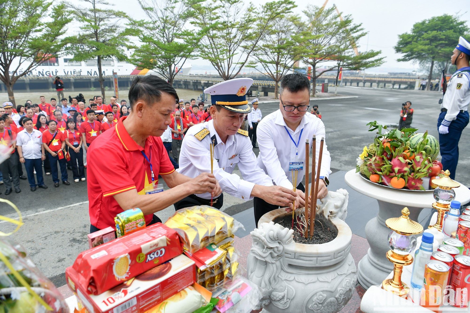 El coronel Do Hong Duyen (centro), jefe de la delegación, rinde homenaje junto a otros delegados en el mismo sitio. El coronel Do Hong Duyen (centro), jefe de la delegación, rinde homenaje junto a otros delegados en el mismo sitio.
