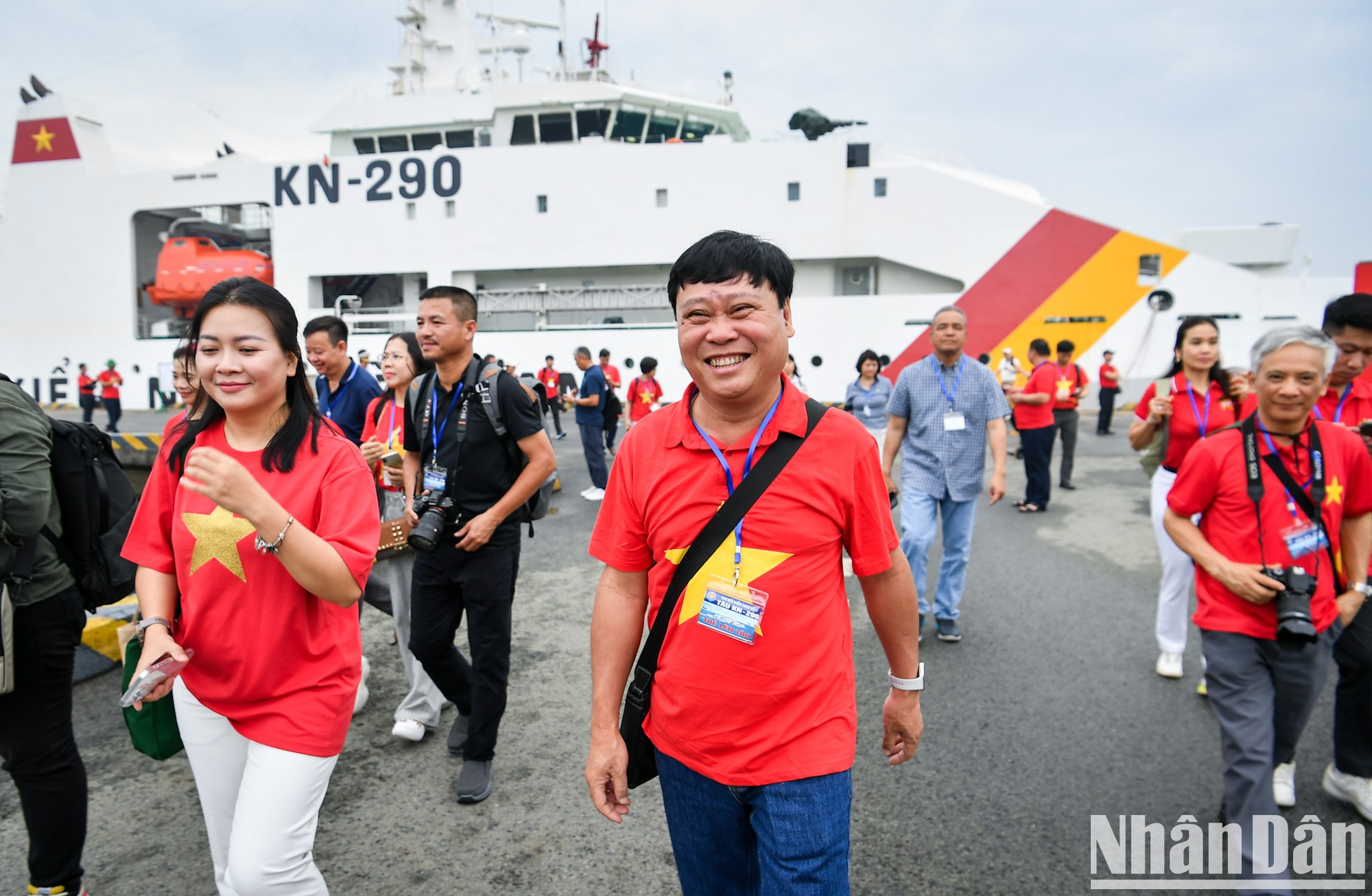 Por primera vez, la Asociación de Periodistas de Vietnam organiza una visita para alentar a las fuerzas armadas y a la población del distrito insular de Truong Sa, en la provincia central de Khanh Hoa, en la que participaron 100 ejecutivos de medios de comunicación, reporteros y editores de todo el país. Por primera vez, la Asociación de Periodistas de Vietnam organiza una visita para alentar a las fuerzas armadas y a la población del distrito insular de Truong Sa, en la provincia central de Khanh Hoa, en la que participaron 100 ejecutivos de medios de comunicación, reporteros y editores de todo el país.