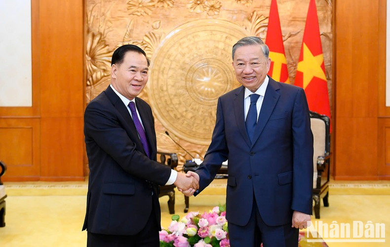 El secretario general del PCV, To Lam (derecha), recibe a Thongsalith Mangnomek,miembro del secretariado del Comité Central del PPRL y jefe de su Oficina. El secretario general del PCV, To Lam (derecha), recibe a Thongsalith Mangnomek,miembro del secretariado del Comité Central del PPRL y jefe de su Oficina.